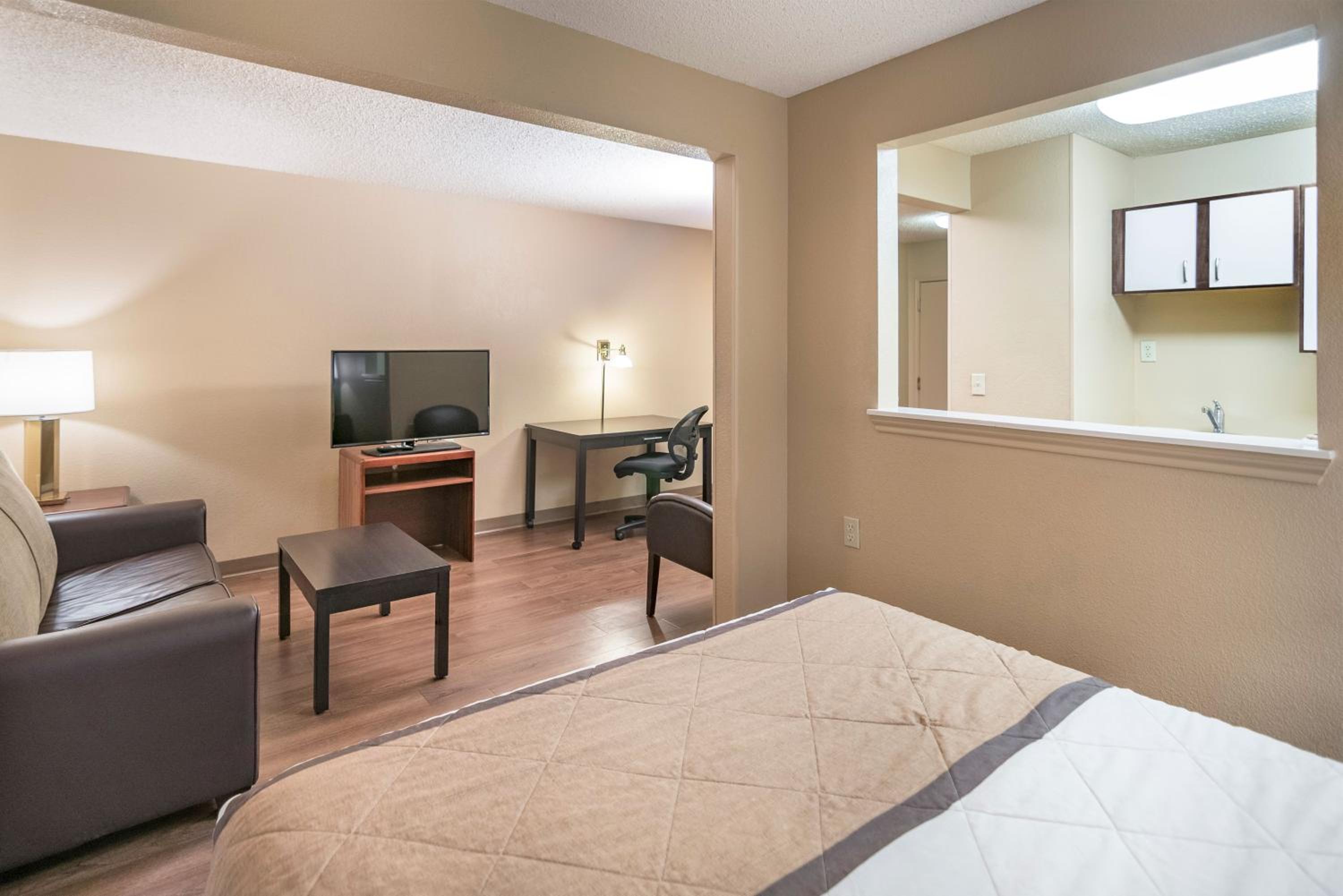 Deluxe Studio with 1 Queen Bed - Non-Smoking - Photo 10