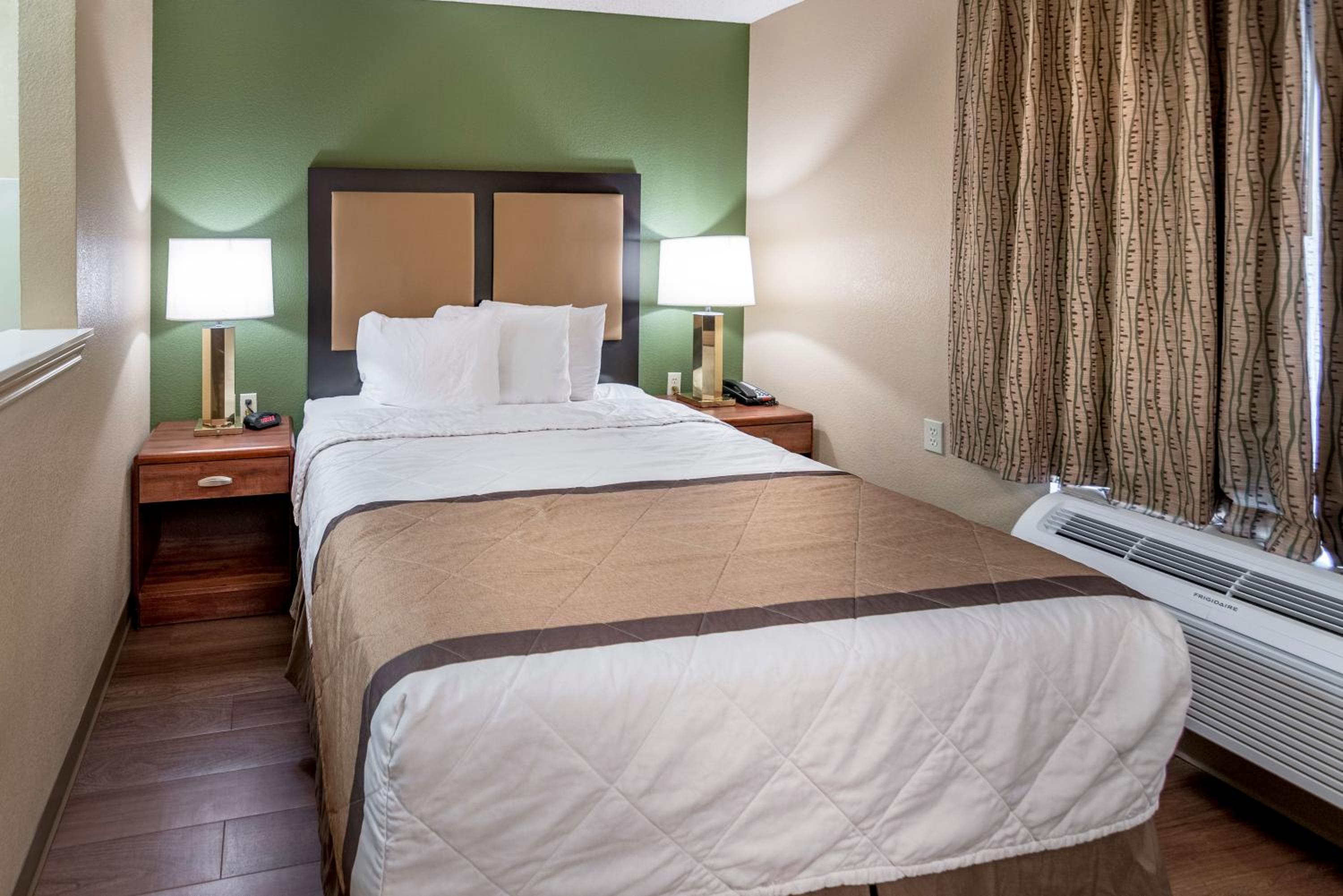 Deluxe Studio with 1 Queen Bed - Non-Smoking - Photo 13