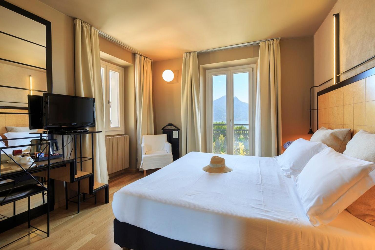 Double Room with Lake View - Photo 8