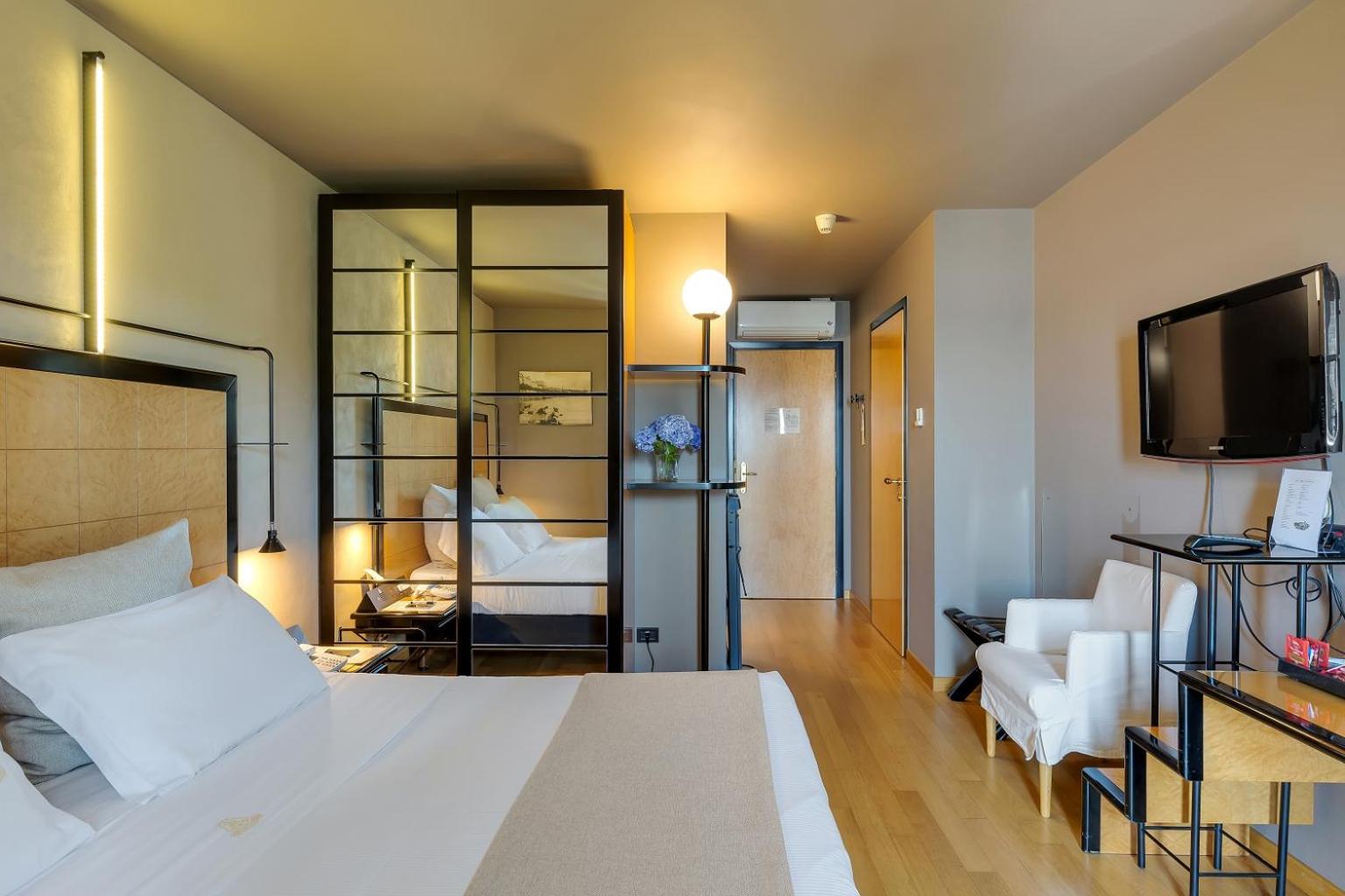 Double Room with Lake View - Photo 7