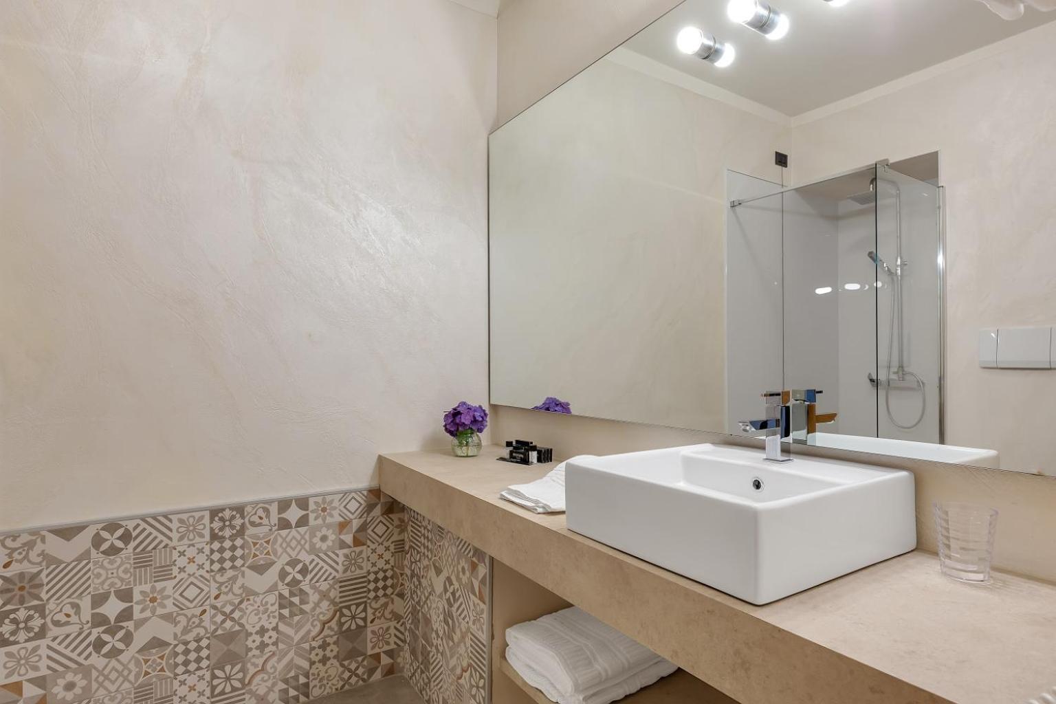 Deluxe Double Room with Balcony and Lake View - Photo 8