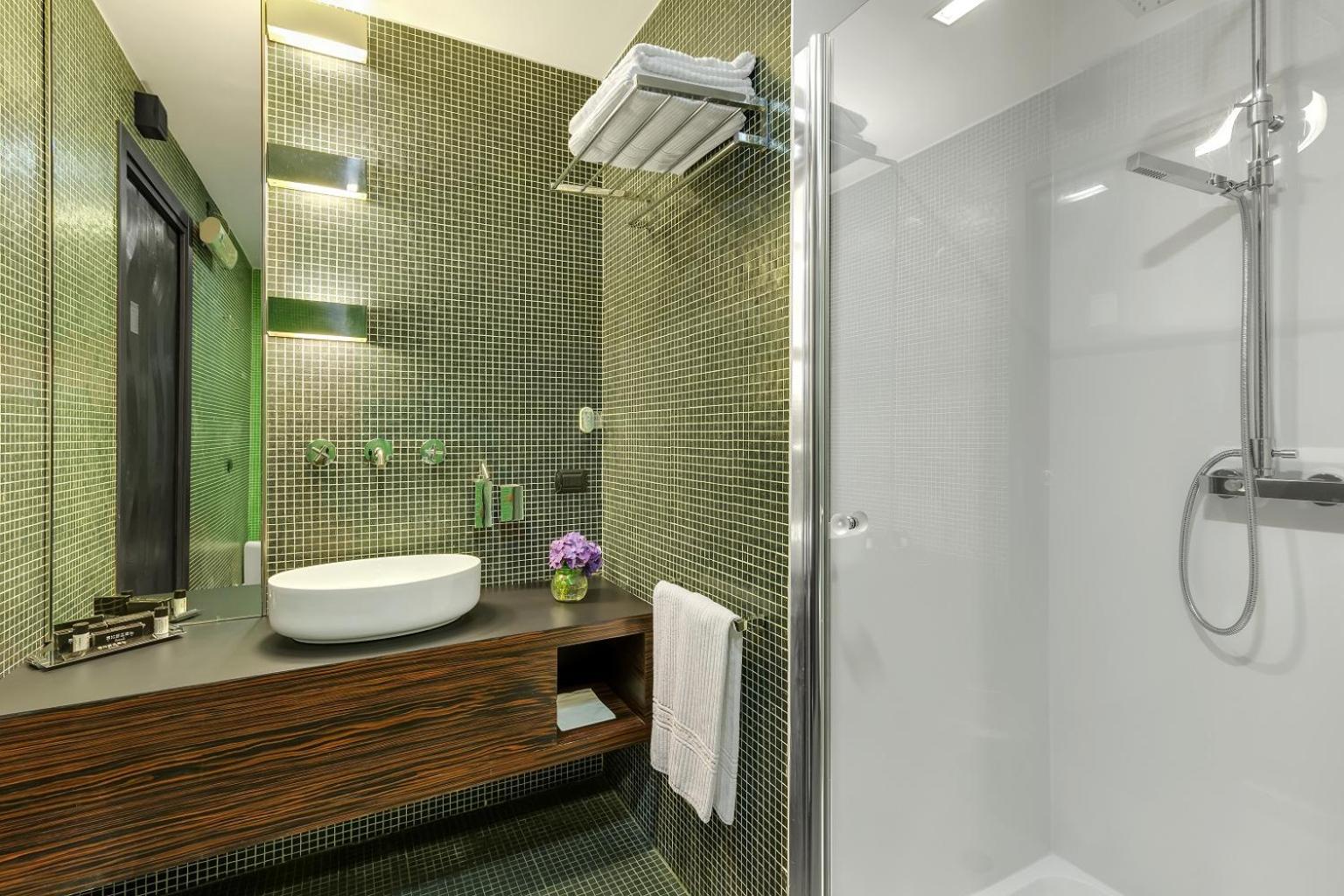 Deluxe Double Room with Balcony and Lake View - Photo 9