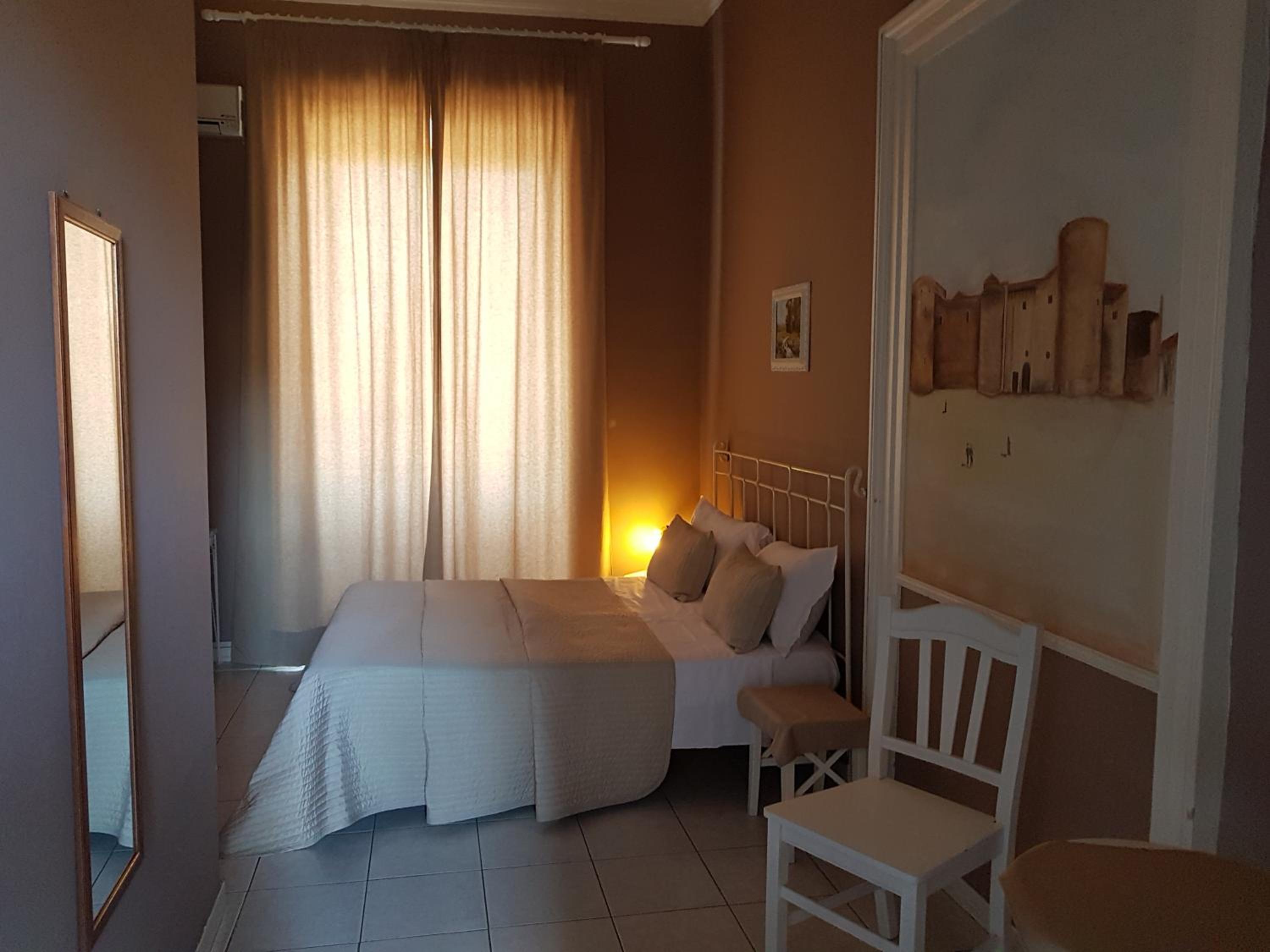 Double or Twin Room with Balcony - Photo 2