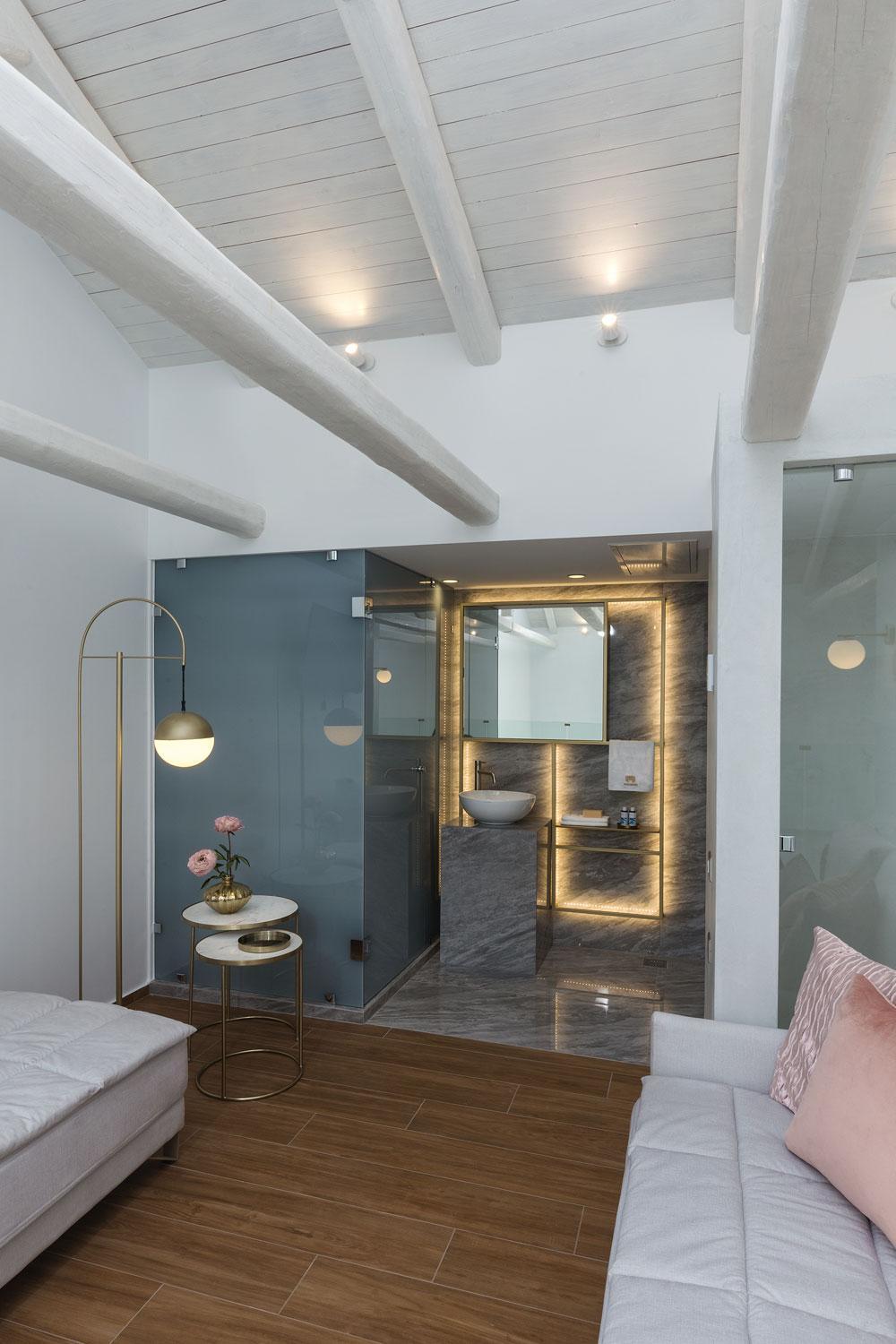 Executive Duplex suite with spa bath photo 3