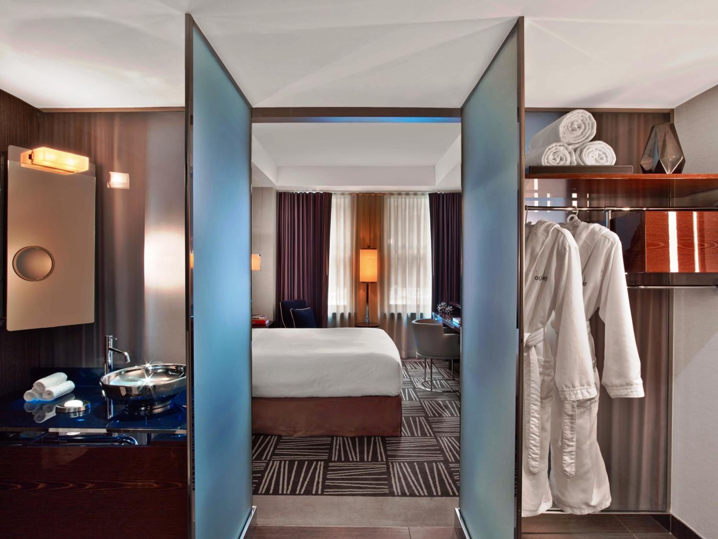 Deluxe King Room - Photo 4