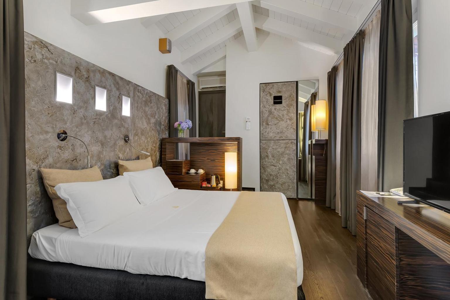 Large Double Room - Photo 1