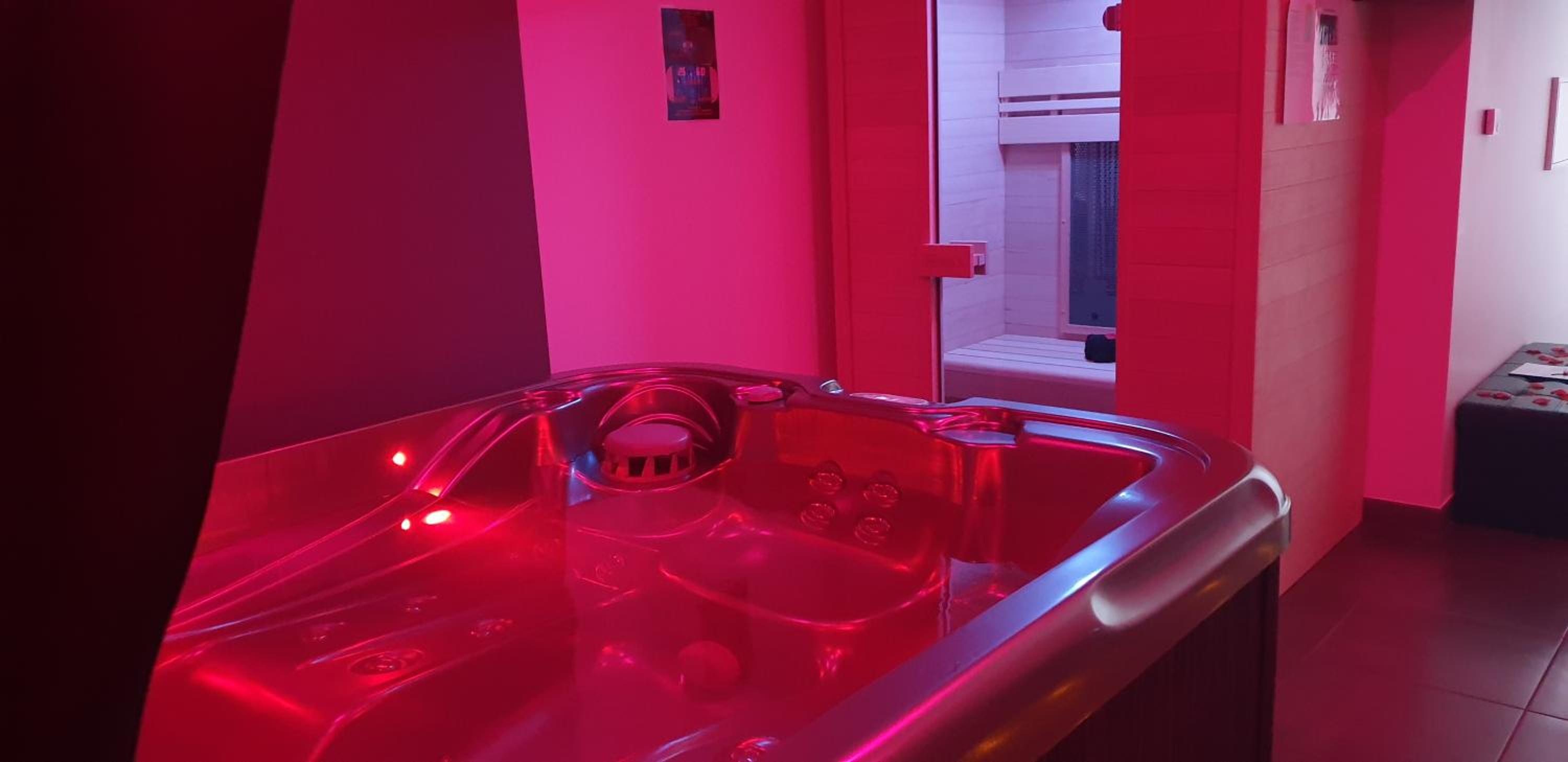 Double Room with Spa Bath - Photo 9
