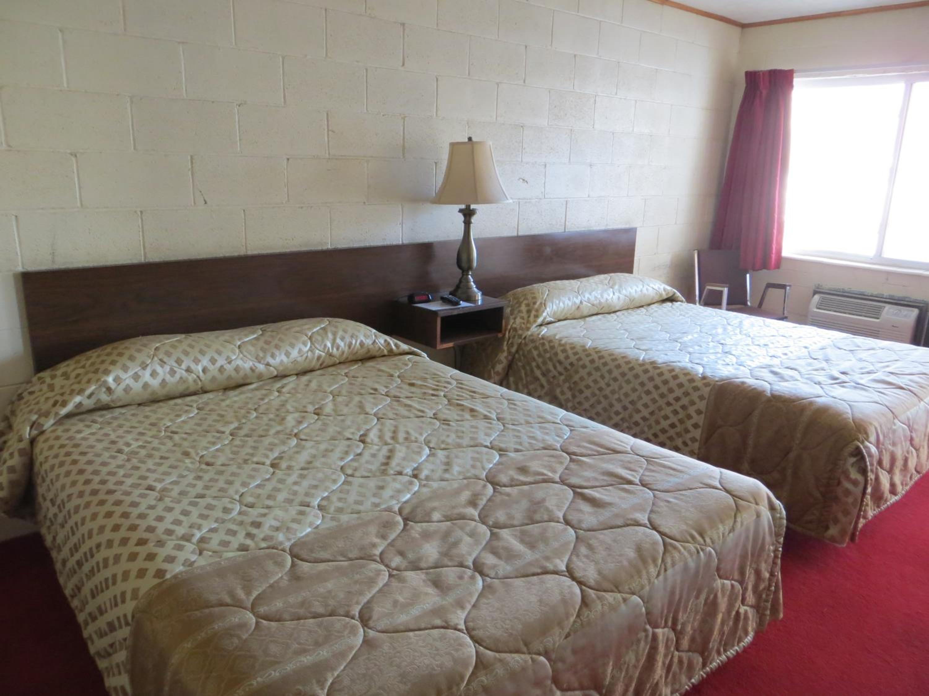 Queen Room with Two Queen Beds - Photo 2
