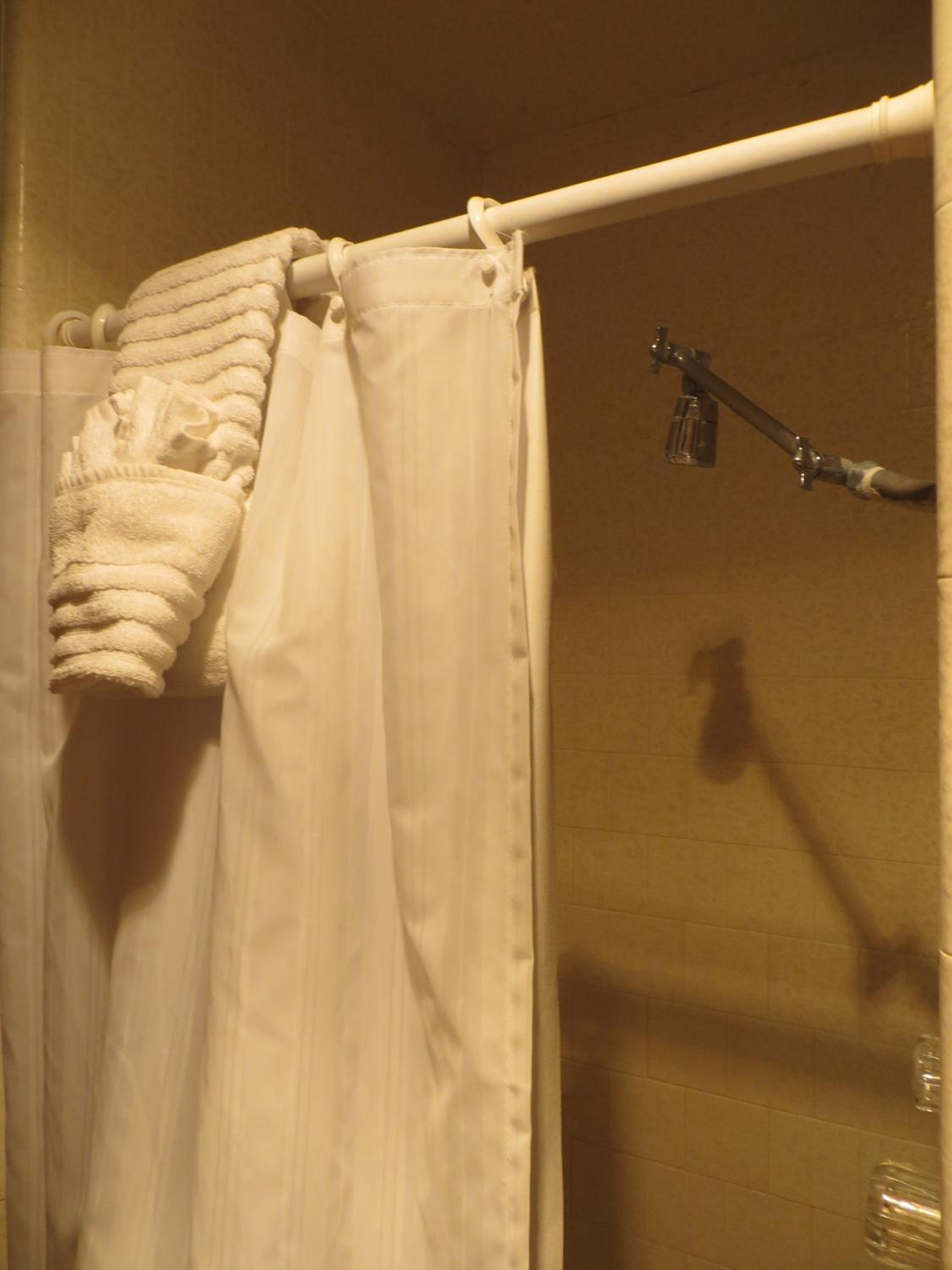 Queen Room with Two Queen Beds - Photo 3