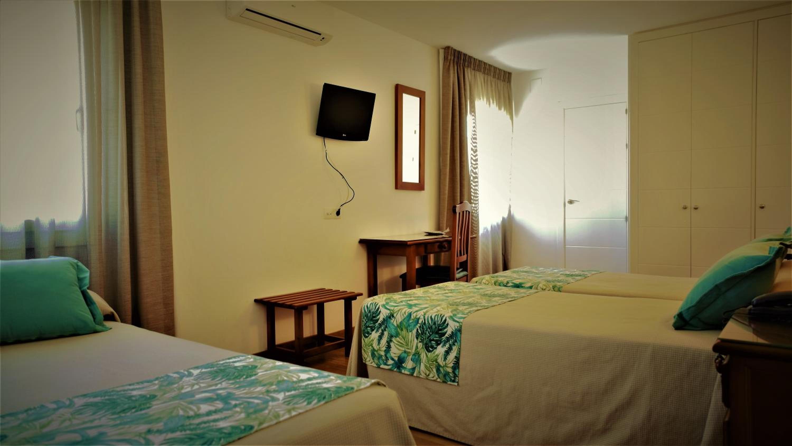 Twin Room With Extra Bed photo 2