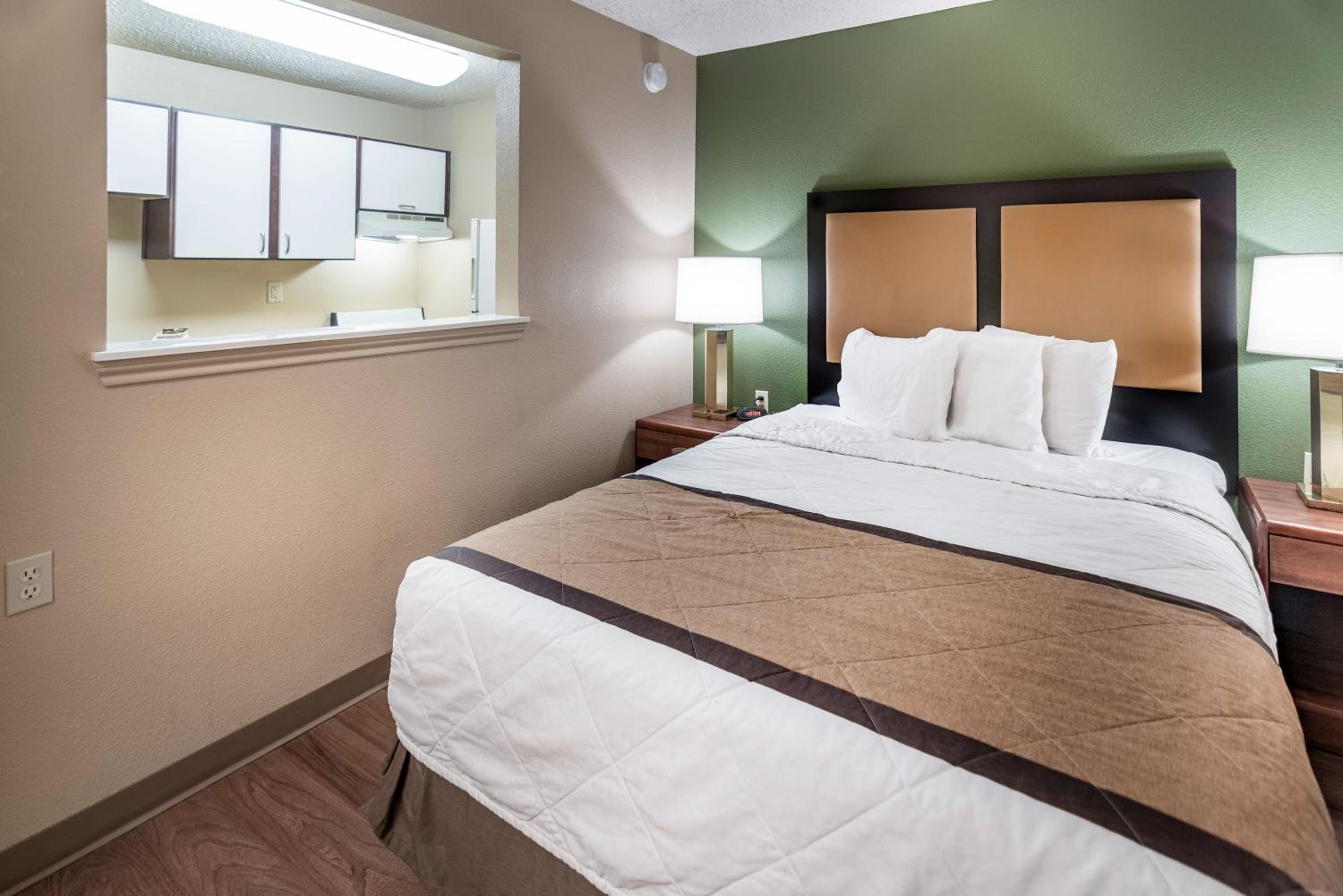 Deluxe Studio with 1 Queen Bed - Non-Smoking - Photo 9