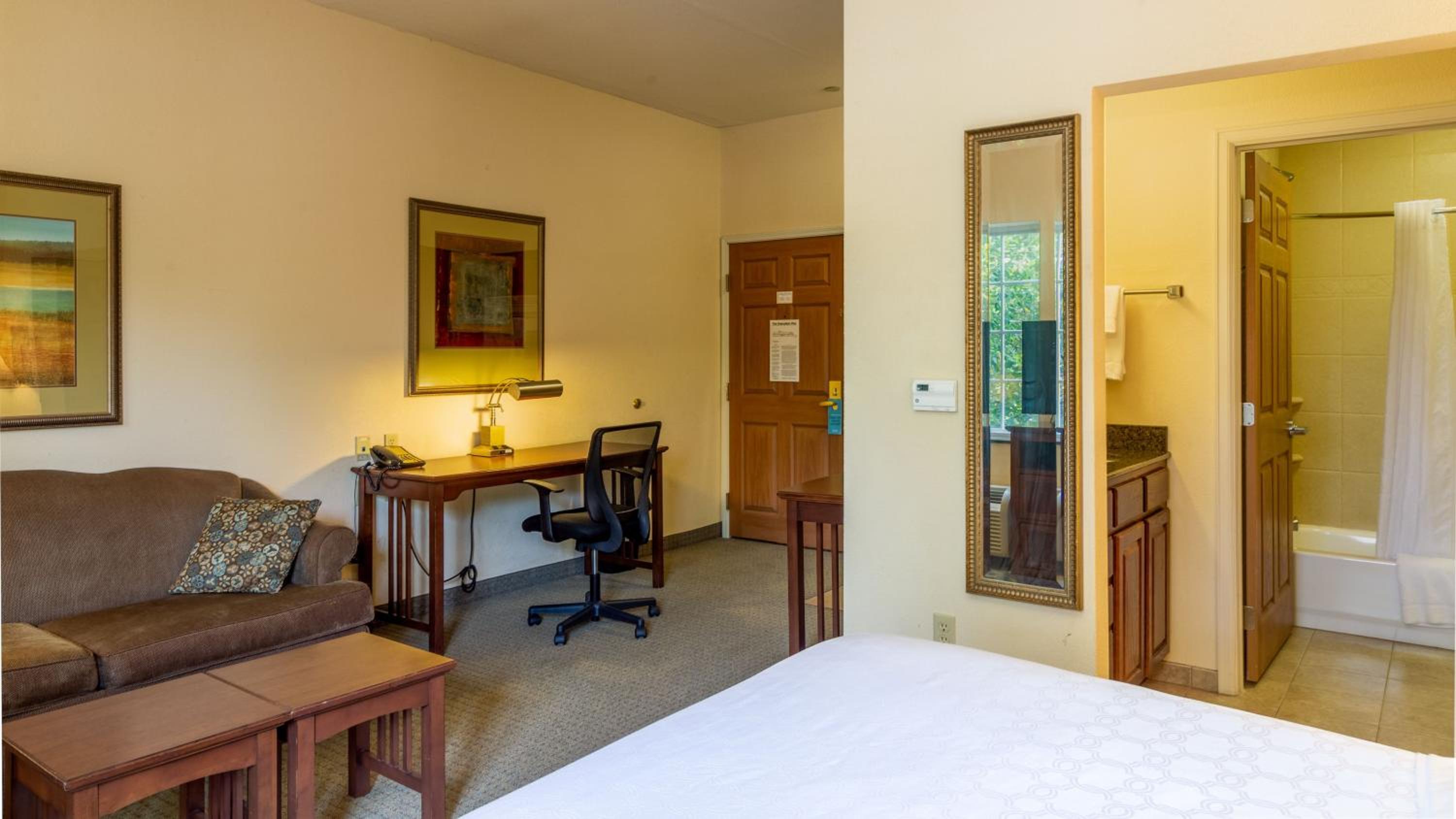 Studio Queen Suite - Photo 1
