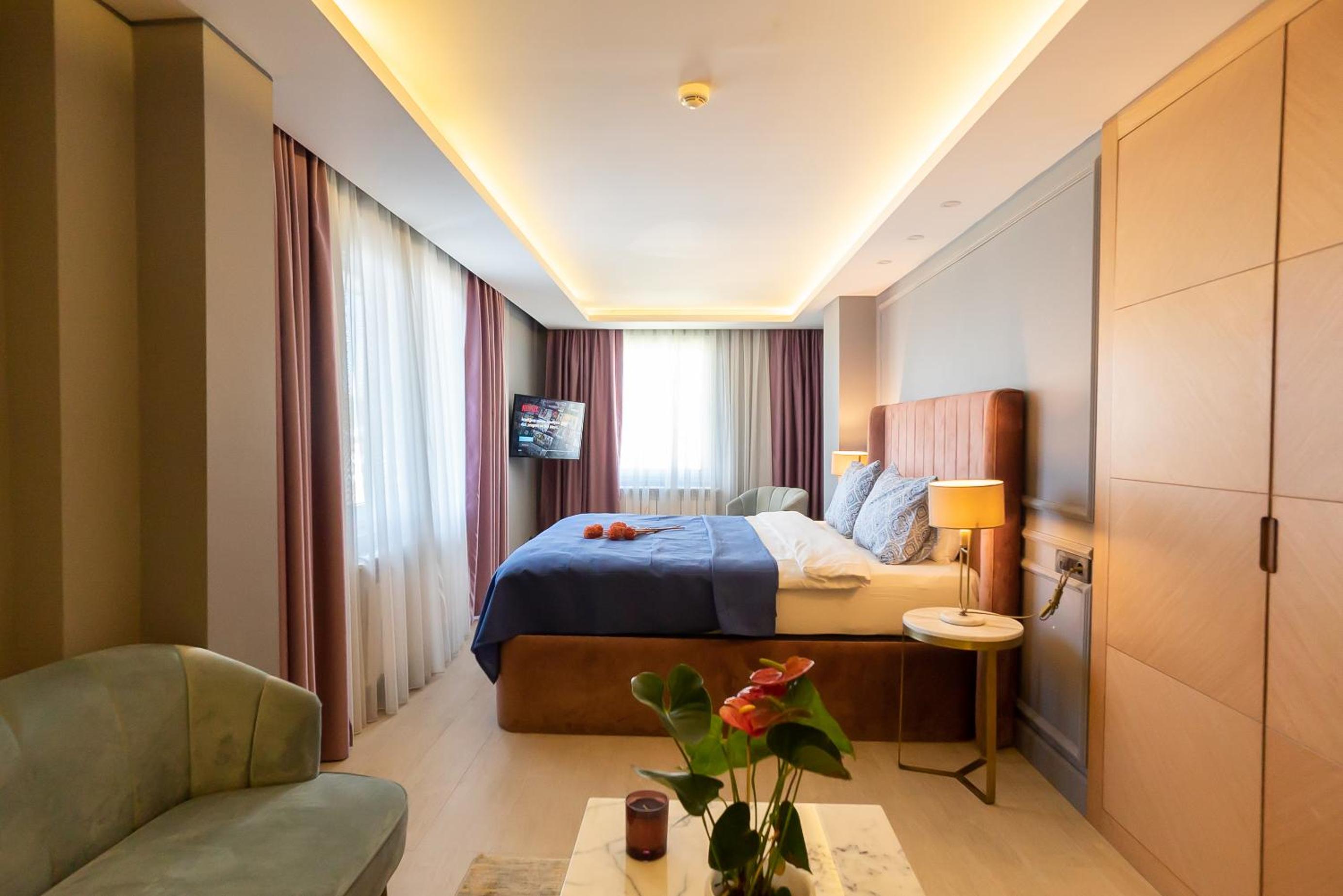 Deluxe Double Room with Balcony photo 2