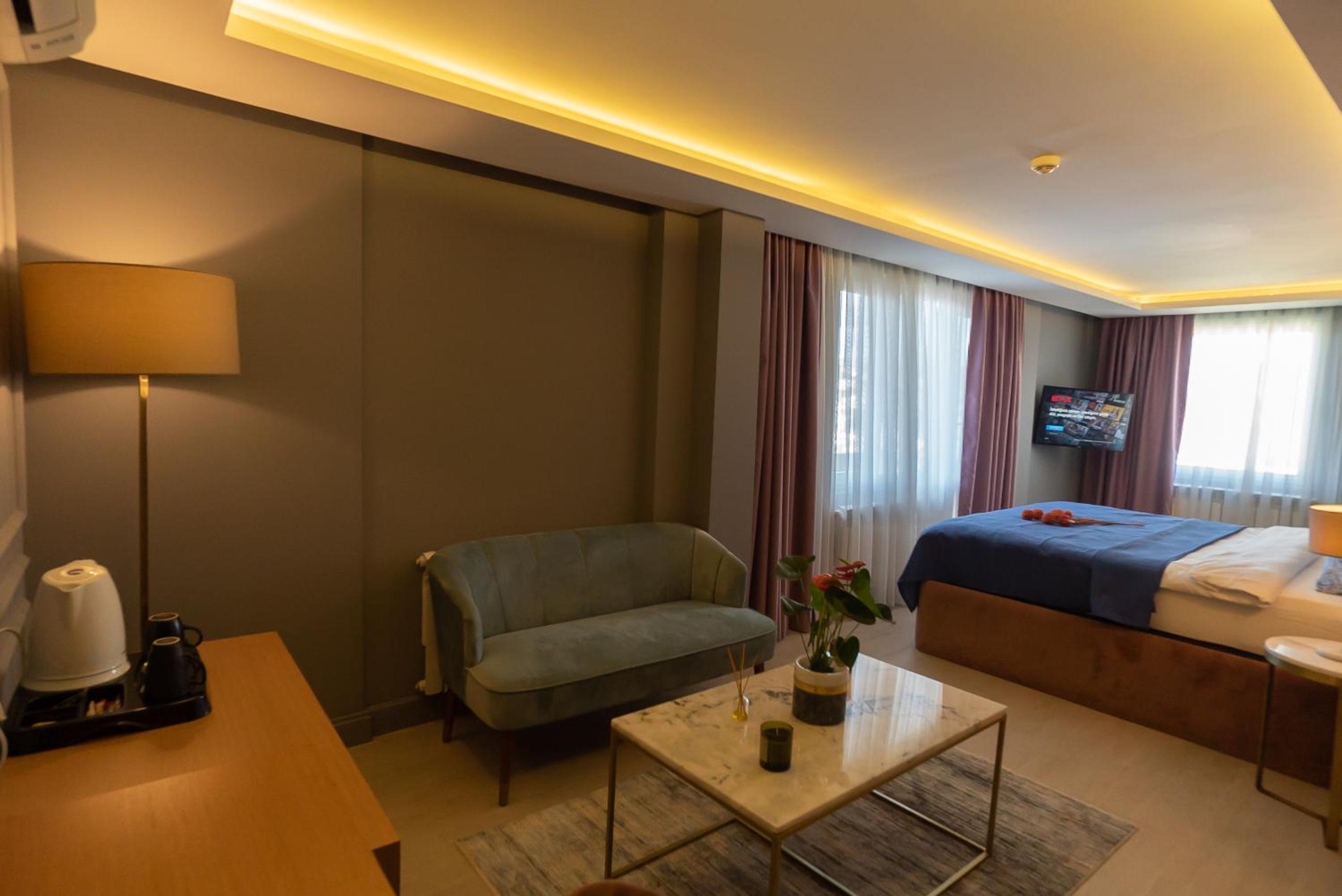 Deluxe Double Room with Balcony photo 3