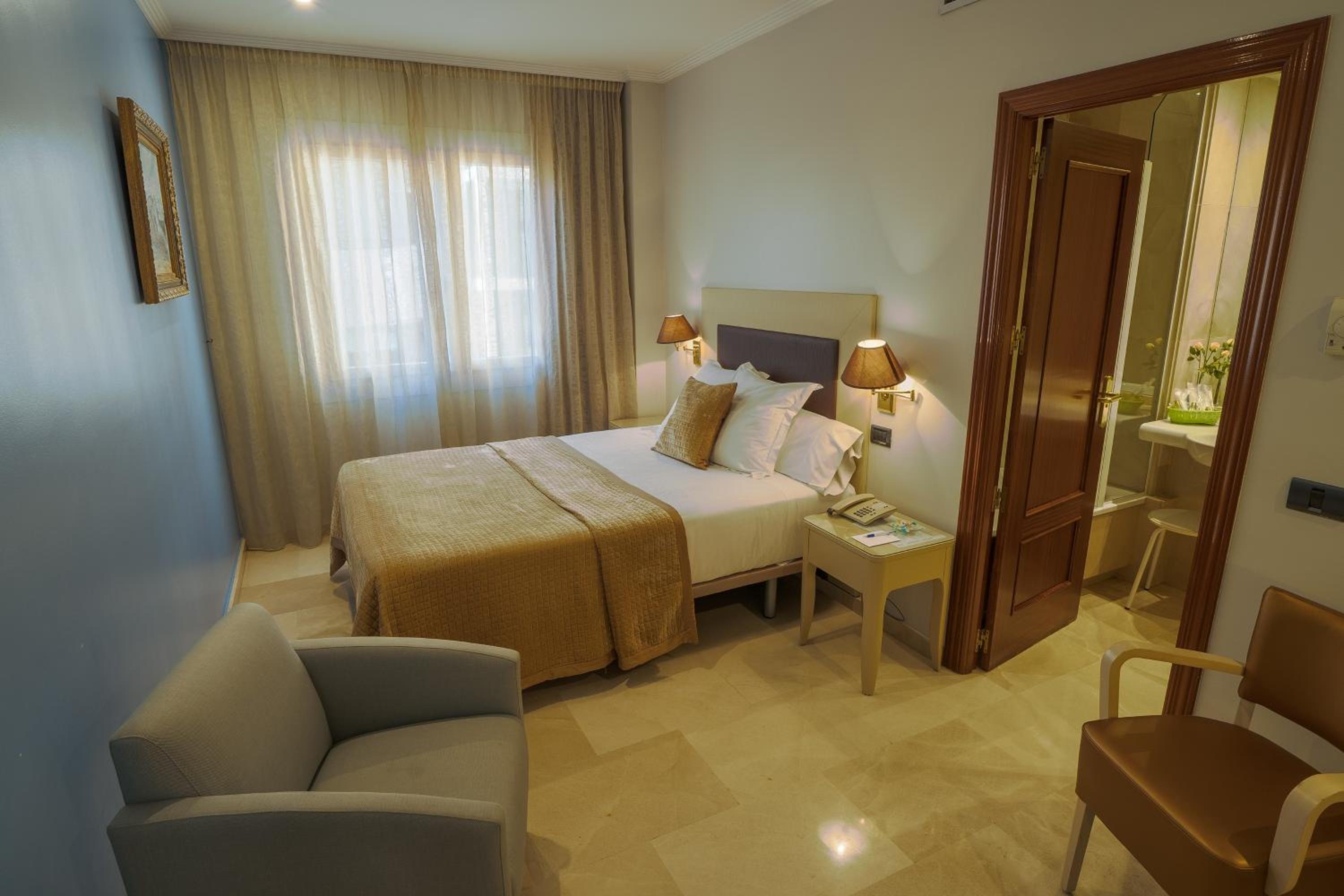 Double or Twin Room photo 3