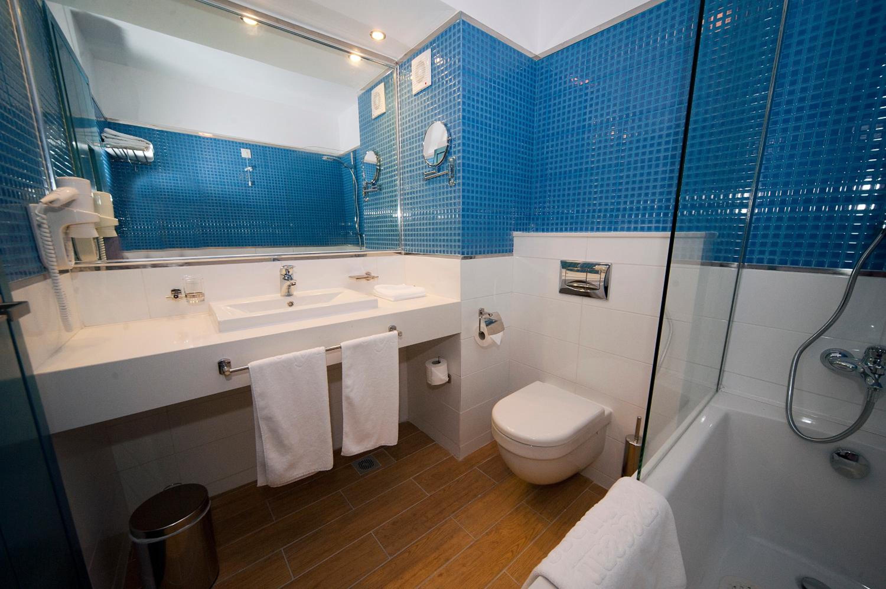 Single Room with Bathroom photo 2