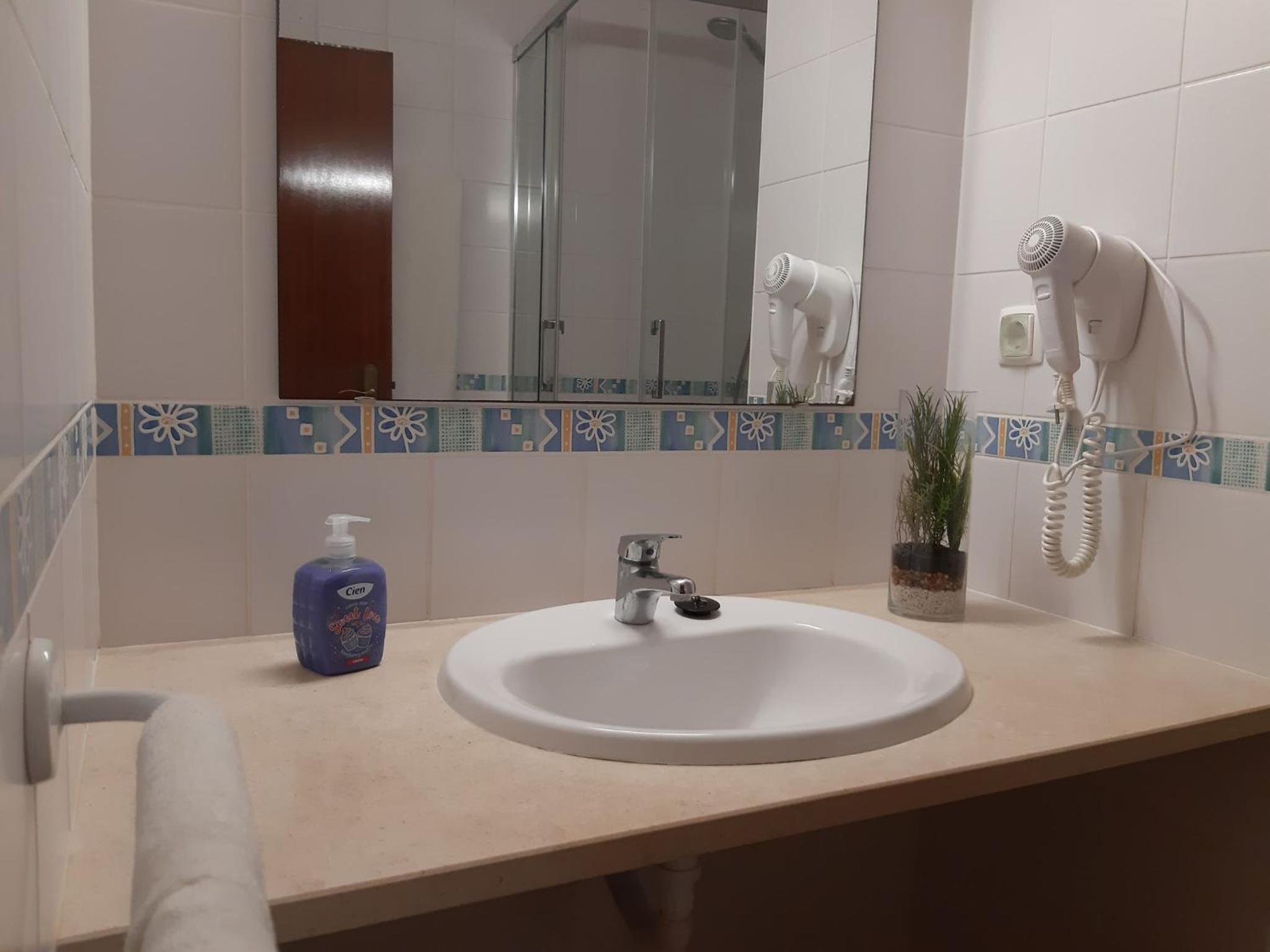 Twin Room - Photo 3