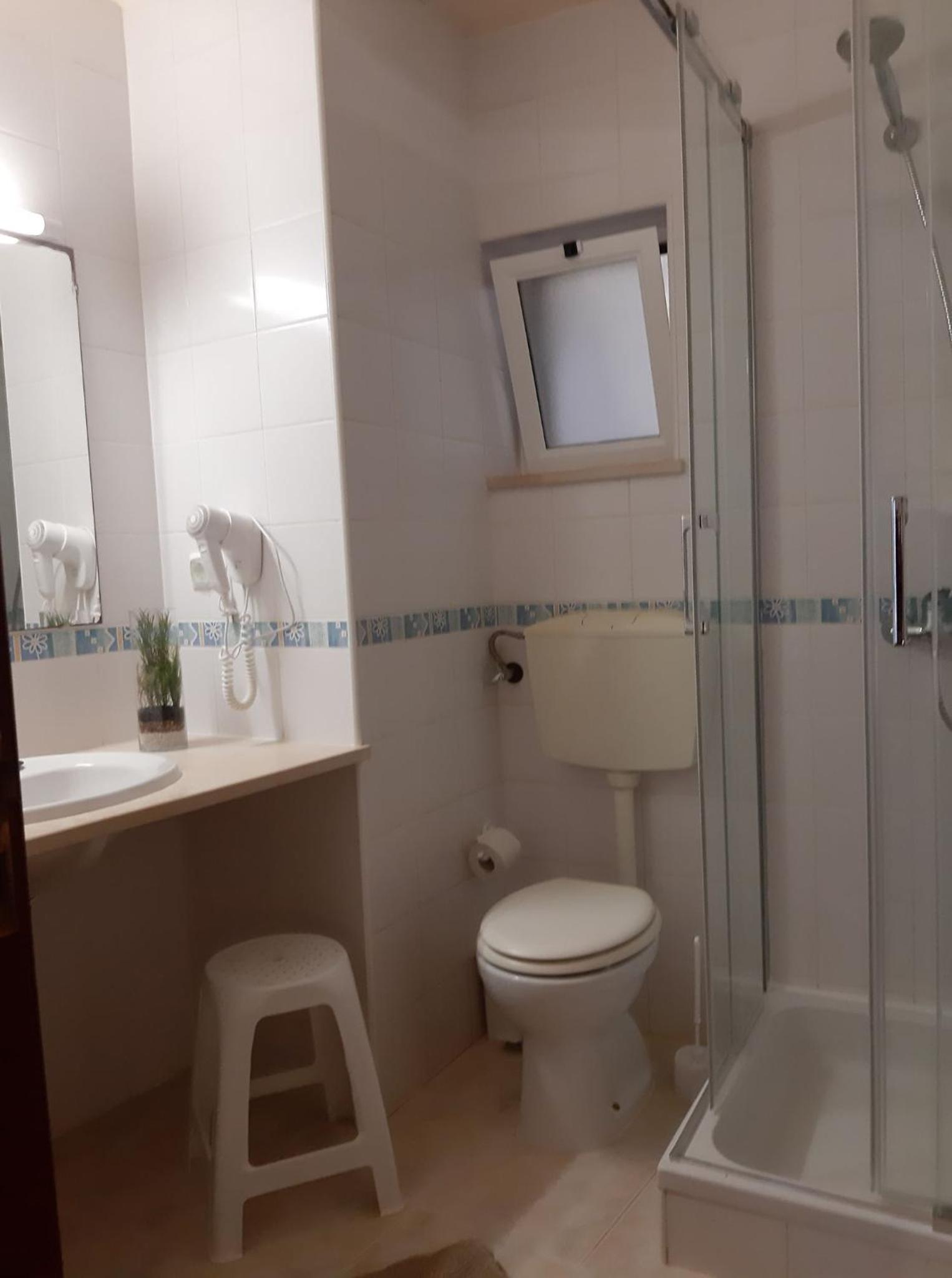 Twin Room - Photo 2