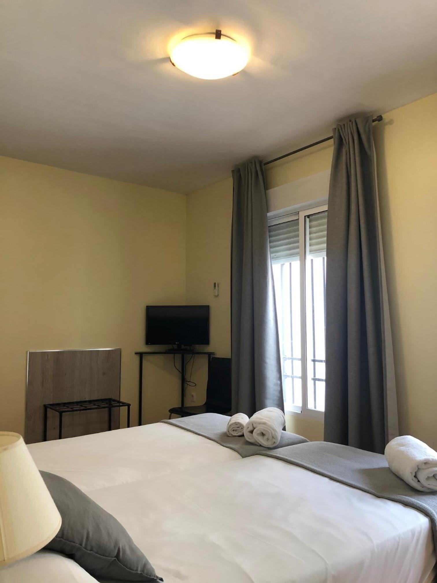 Standard Double or Twin Room - Photo 7