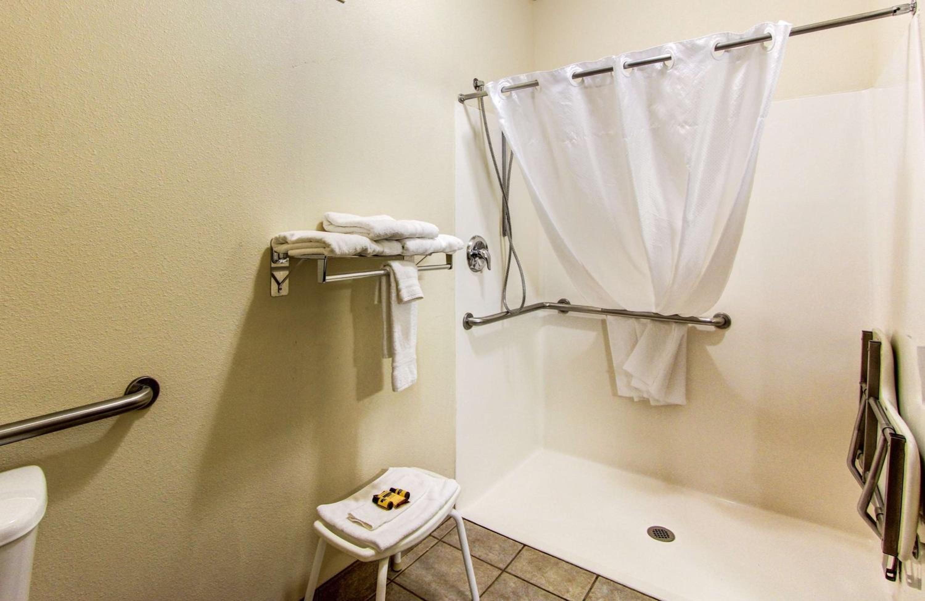 Queen Room - Mobility Accessible - Photo 2
