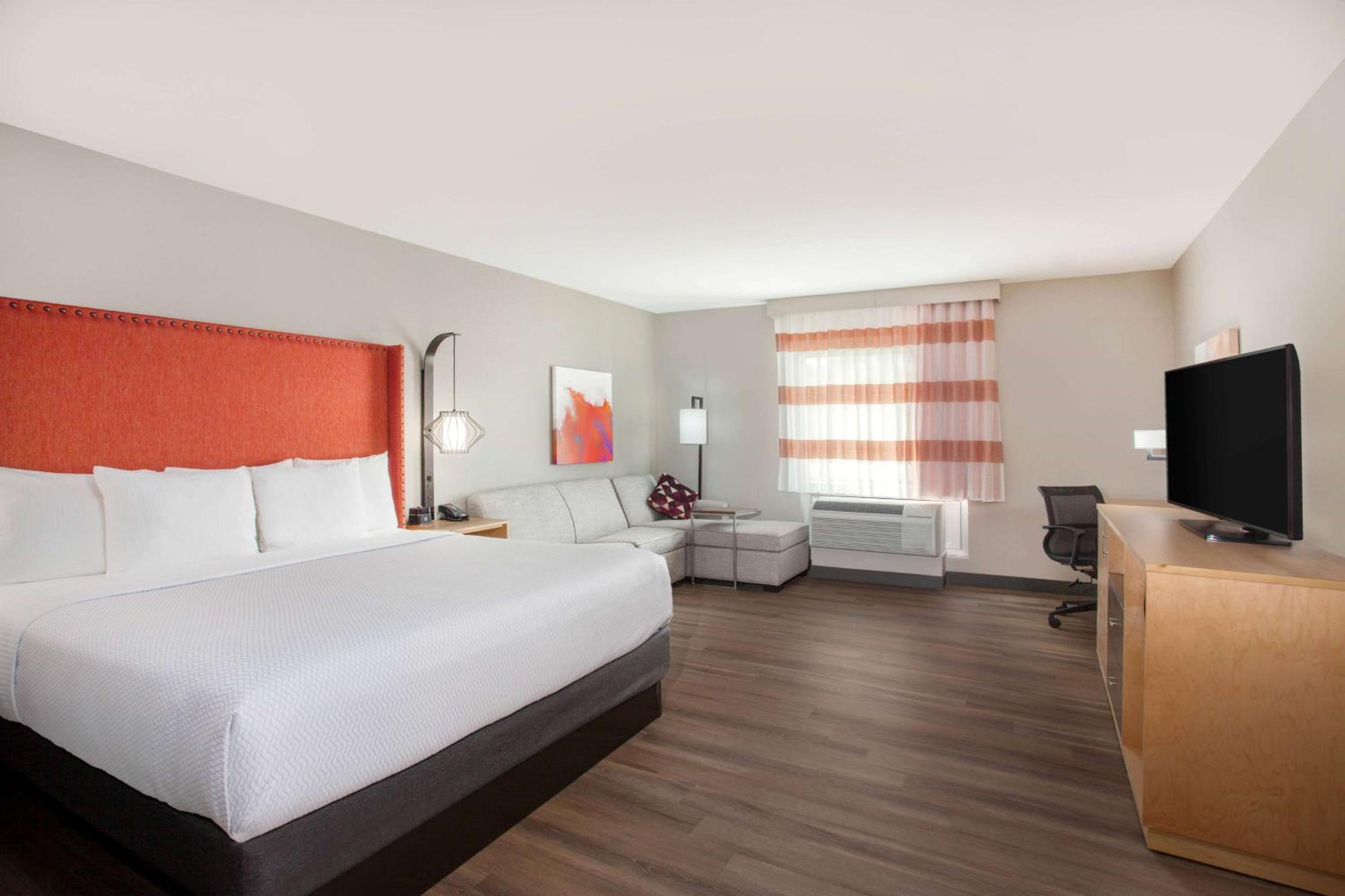 Executive King Room with Sofa Bed - Photo 6