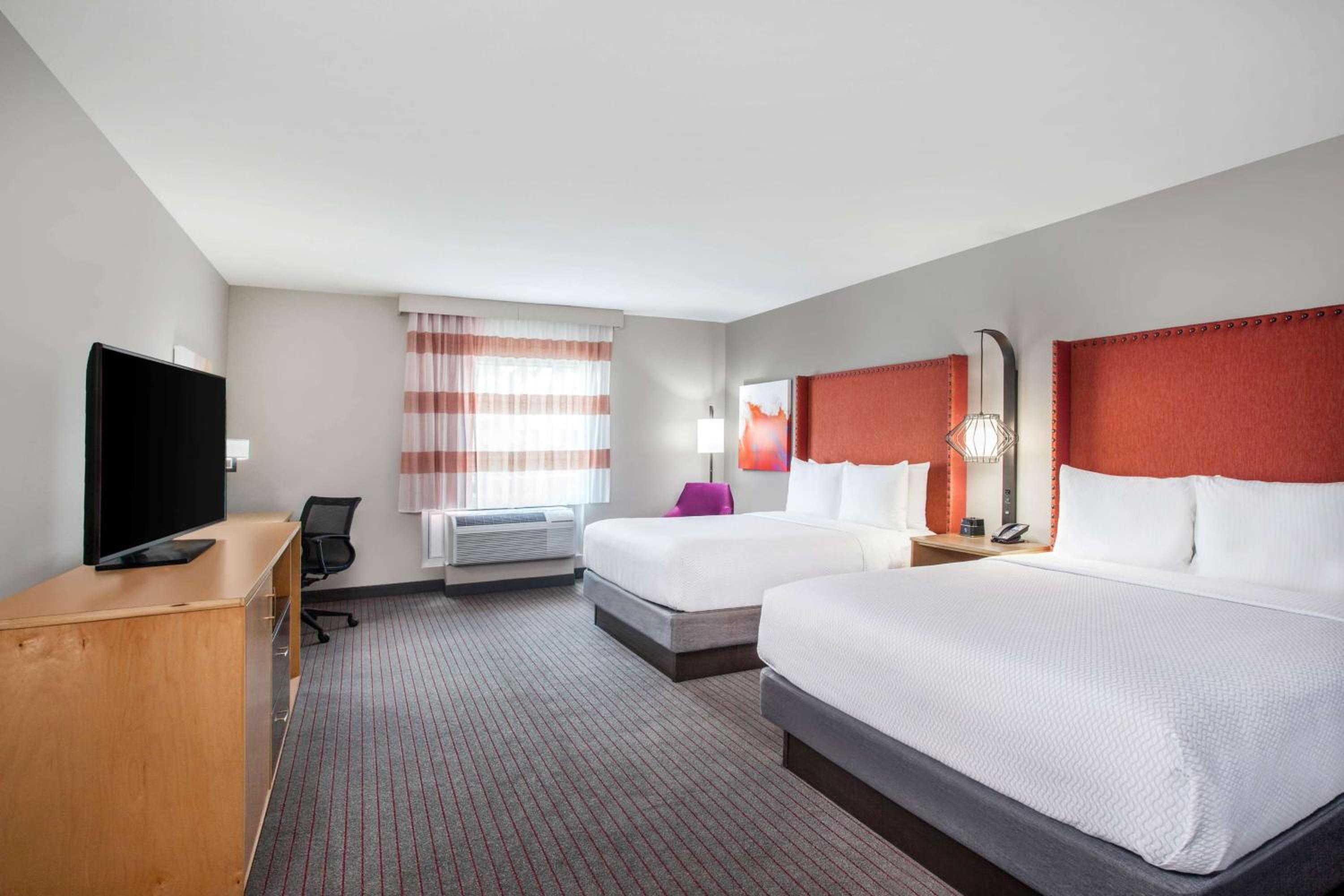 2 Queen Beds, Mobility/Hearing Accessible Room, Roll-In Shower, Non-Smoking - Photo 3
