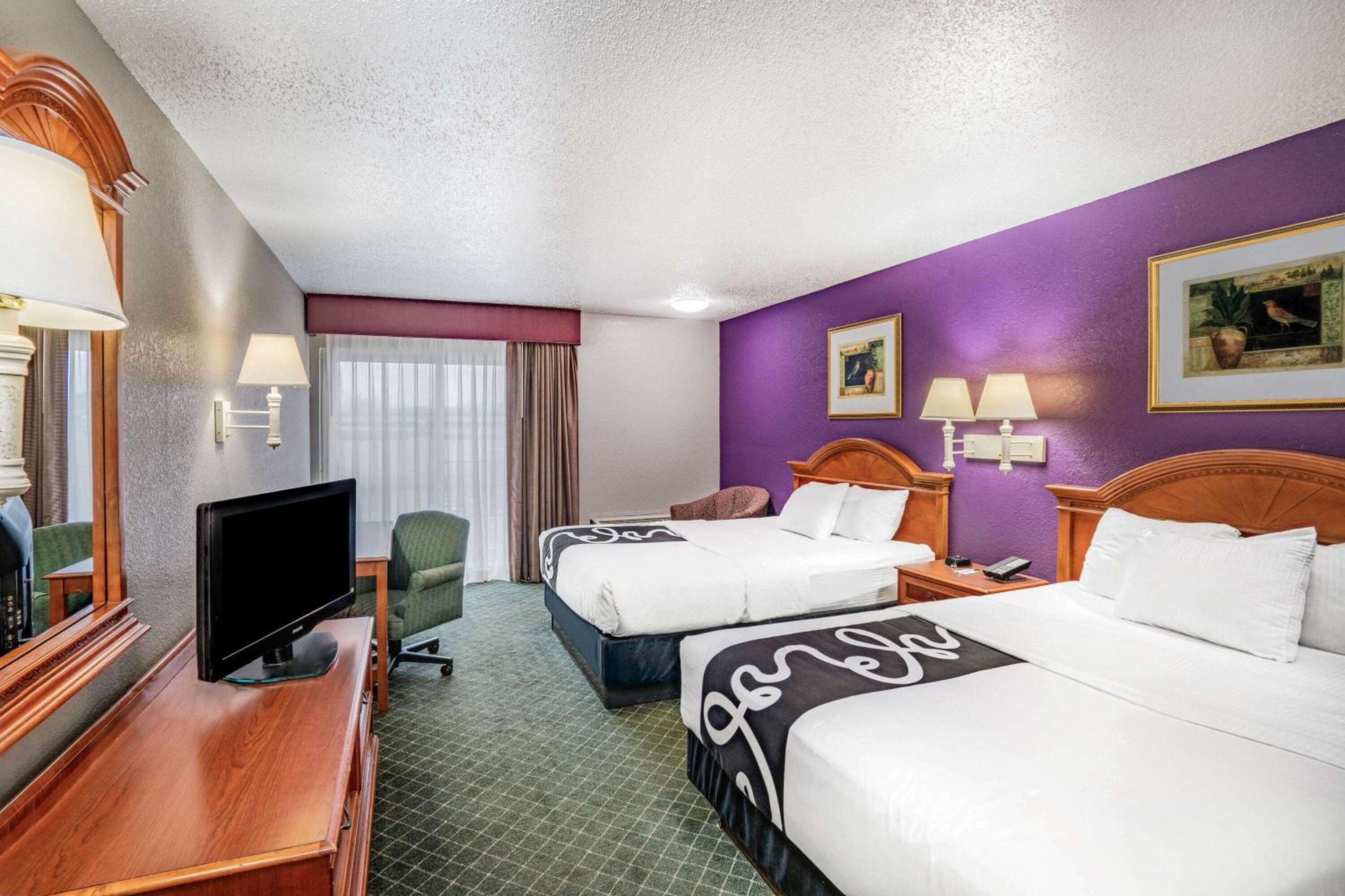 Queen Room with Bath Tub and Free WiFi - Mobility/Hearing Impaired Accessible  photo 2