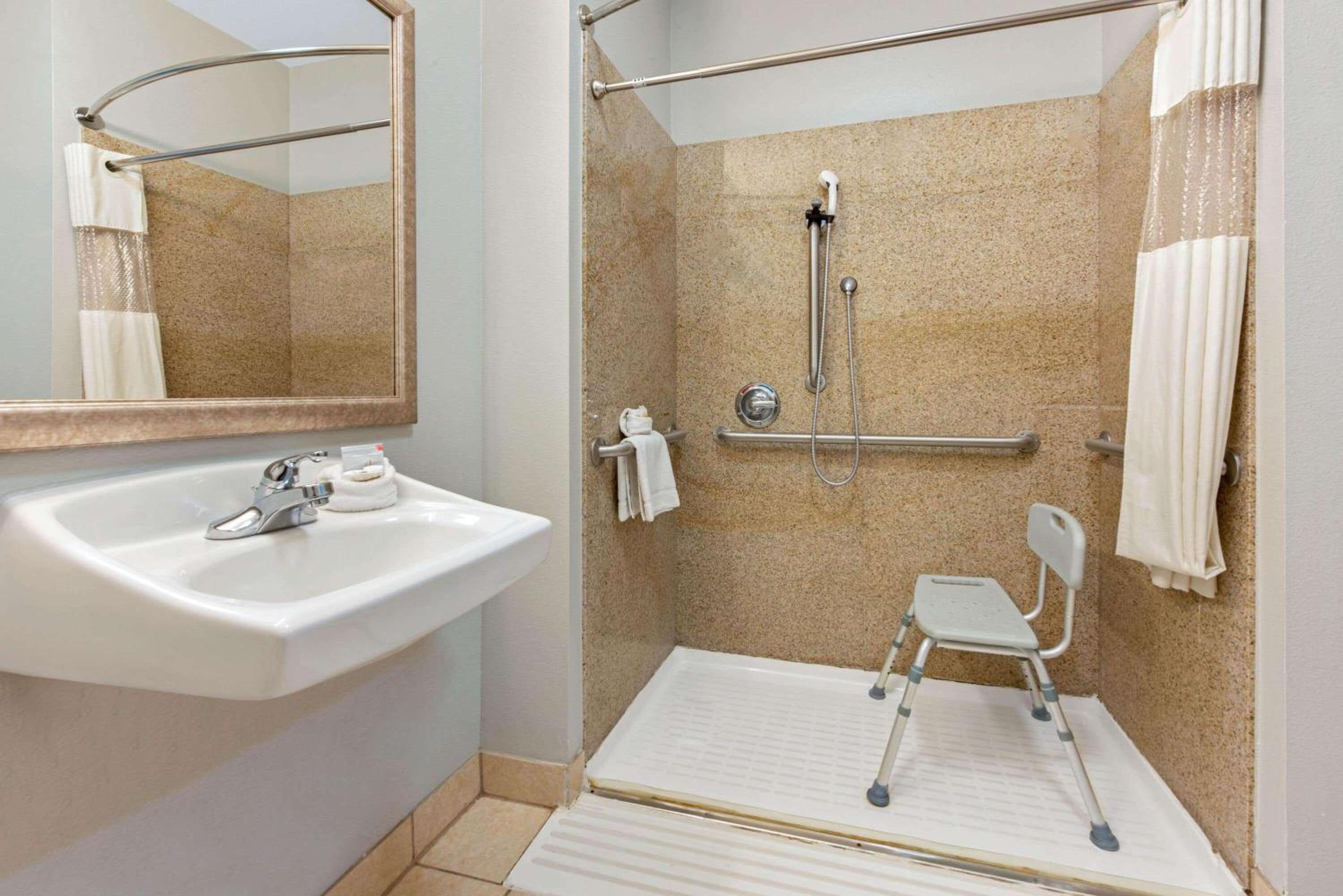 Deluxe King Room with Bath Tub - Mobility/Hearing Accessible - Non-Smoking - Photo 4