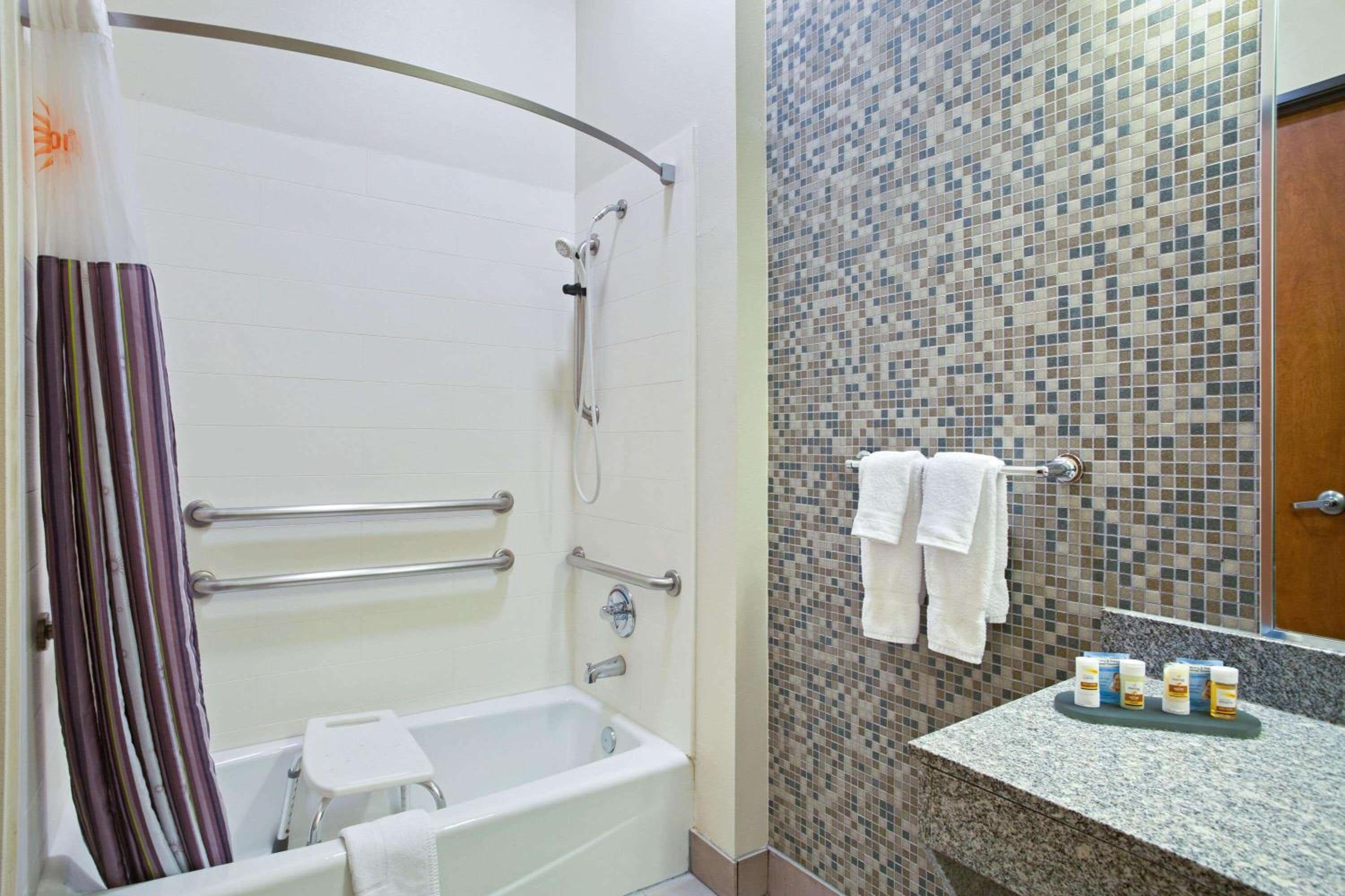King Room with Bath Tub - Mobility/Hearing Accessible - Non-Smoking - Photo 4