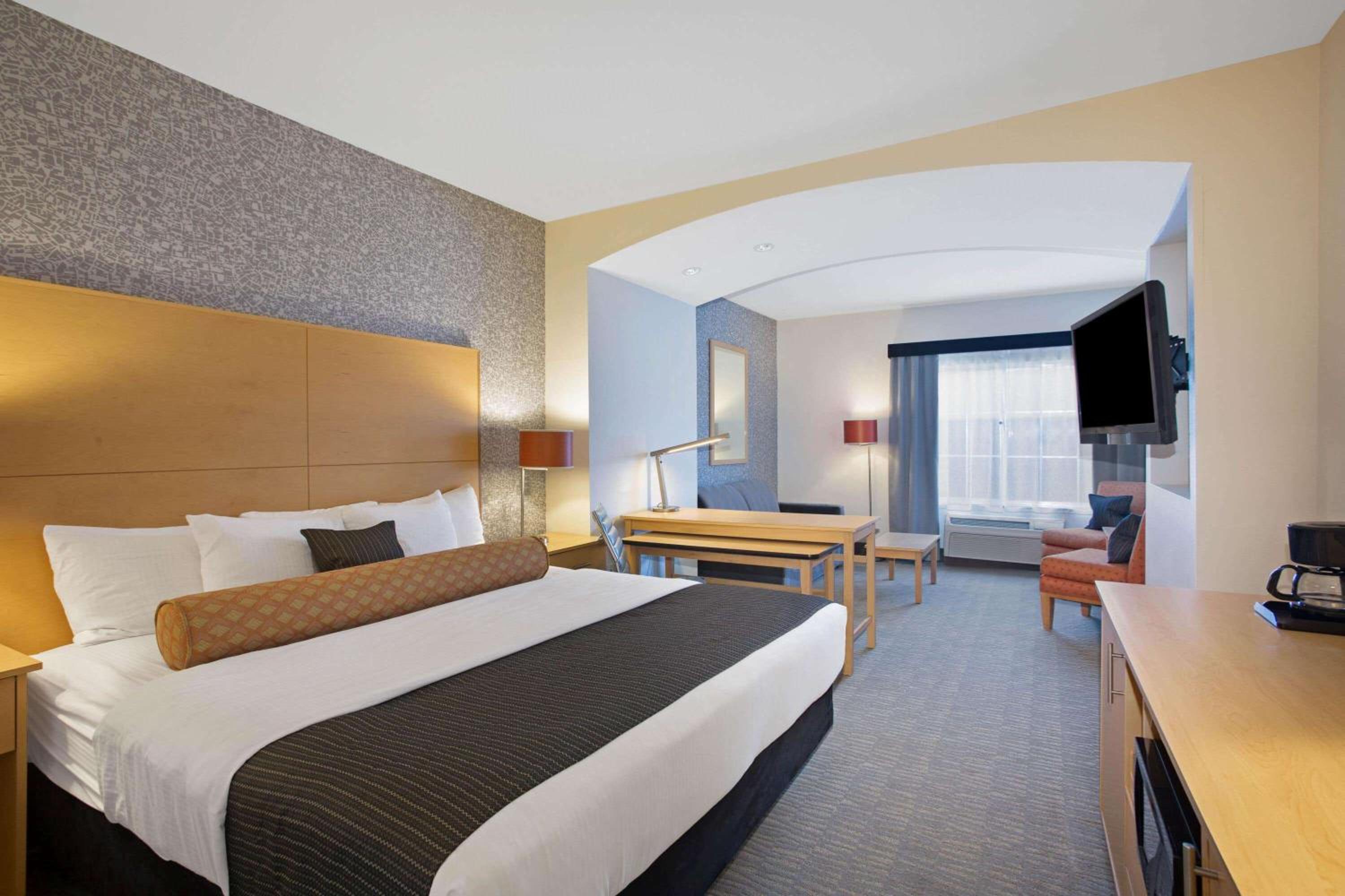 Executive King Room with Sofa Bed - Disability Accessible - Photo 2