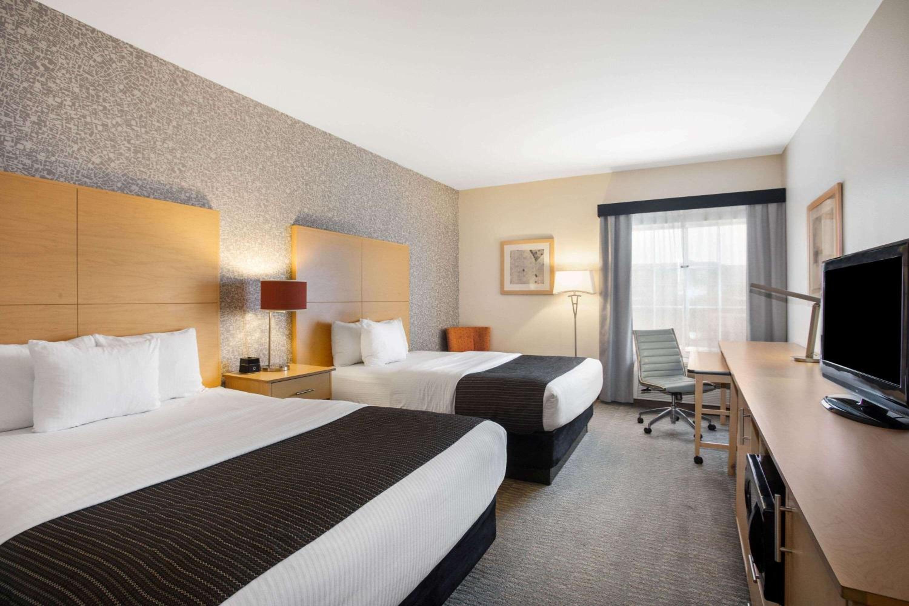 Deluxe Queen Room with Two Queen Beds - Photo 5