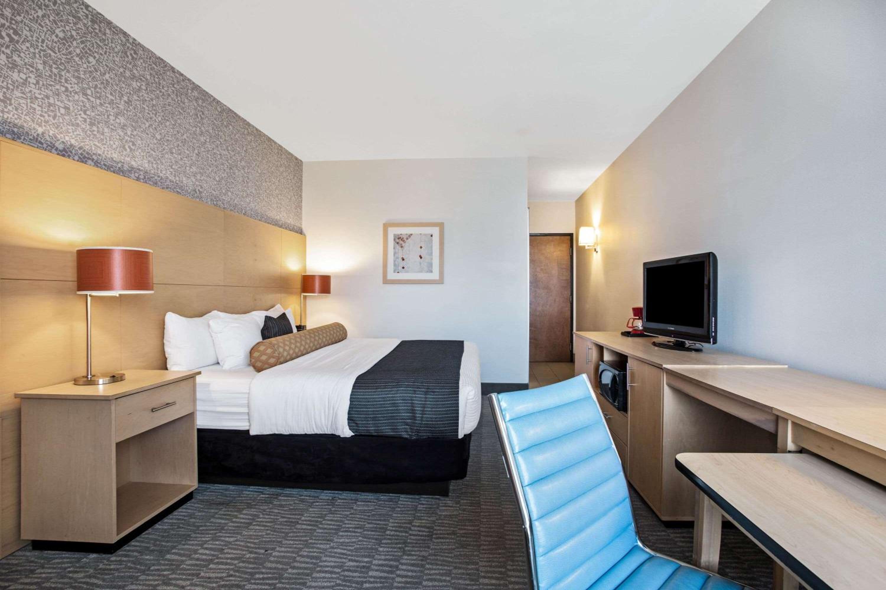 Deluxe King Room - Photo 3