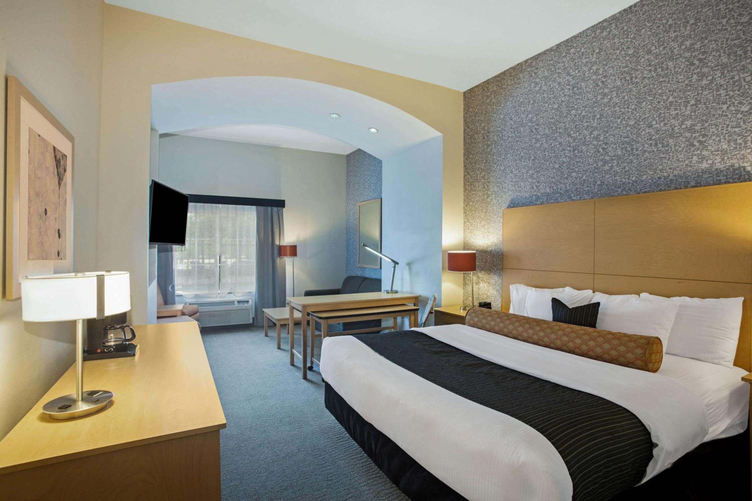 1 King Bed, Mobility/Hearing Access Executive Room, Roll-in Shower, Non-Smoking - Photo 2
