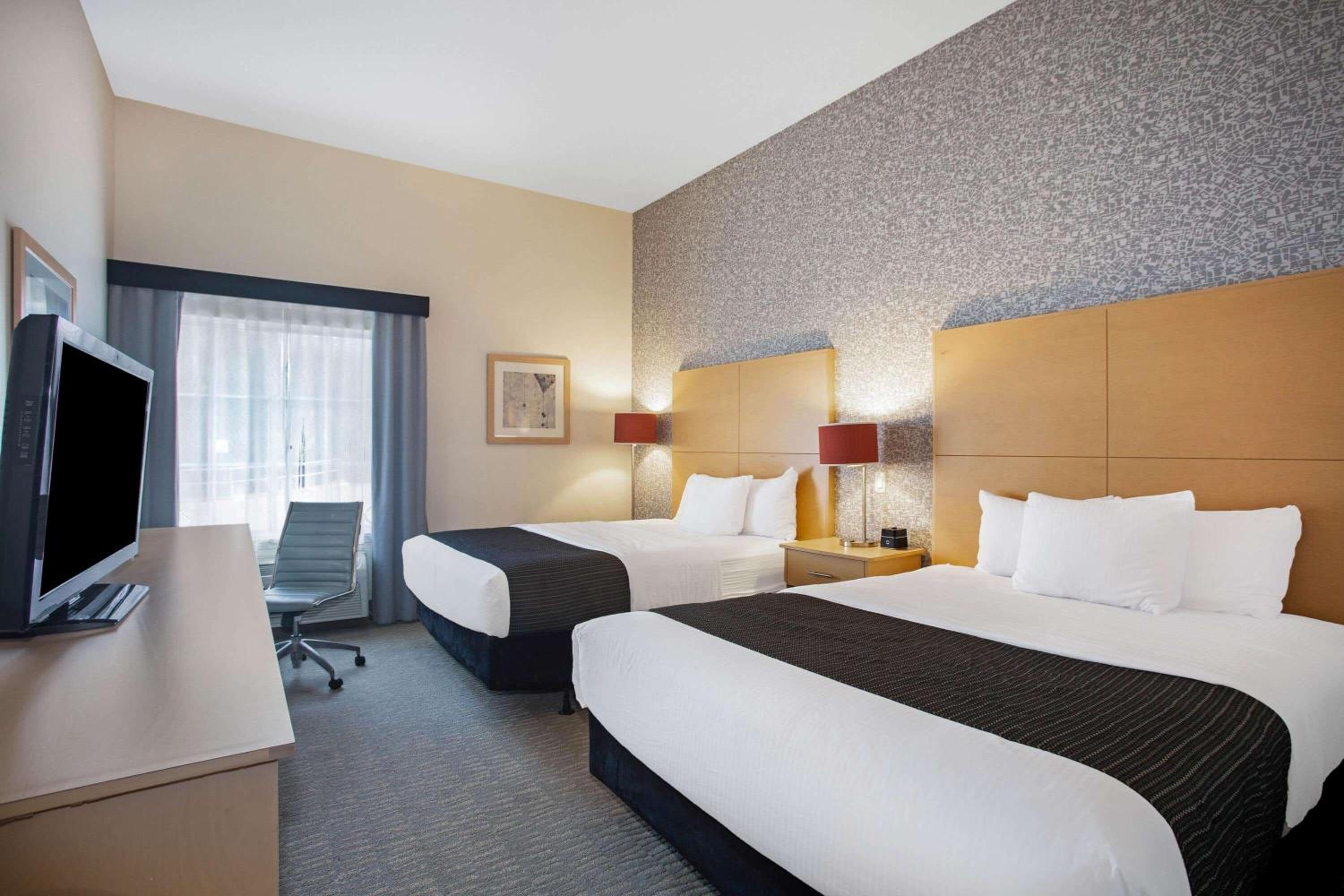 Deluxe Queen Room with Two Queen Beds - Photo 3