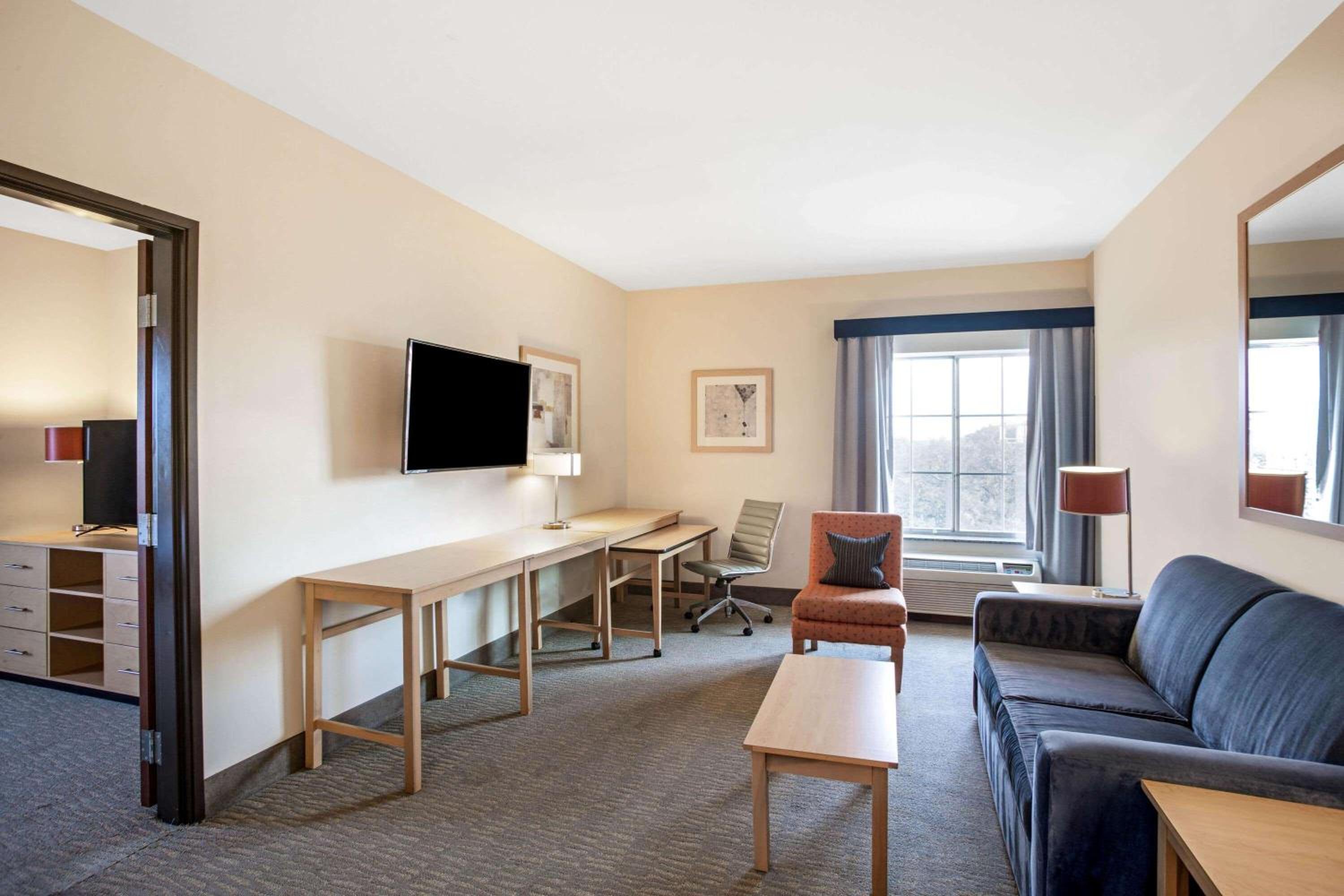 Deluxe Family Suite - Non-Smoking - Photo 4