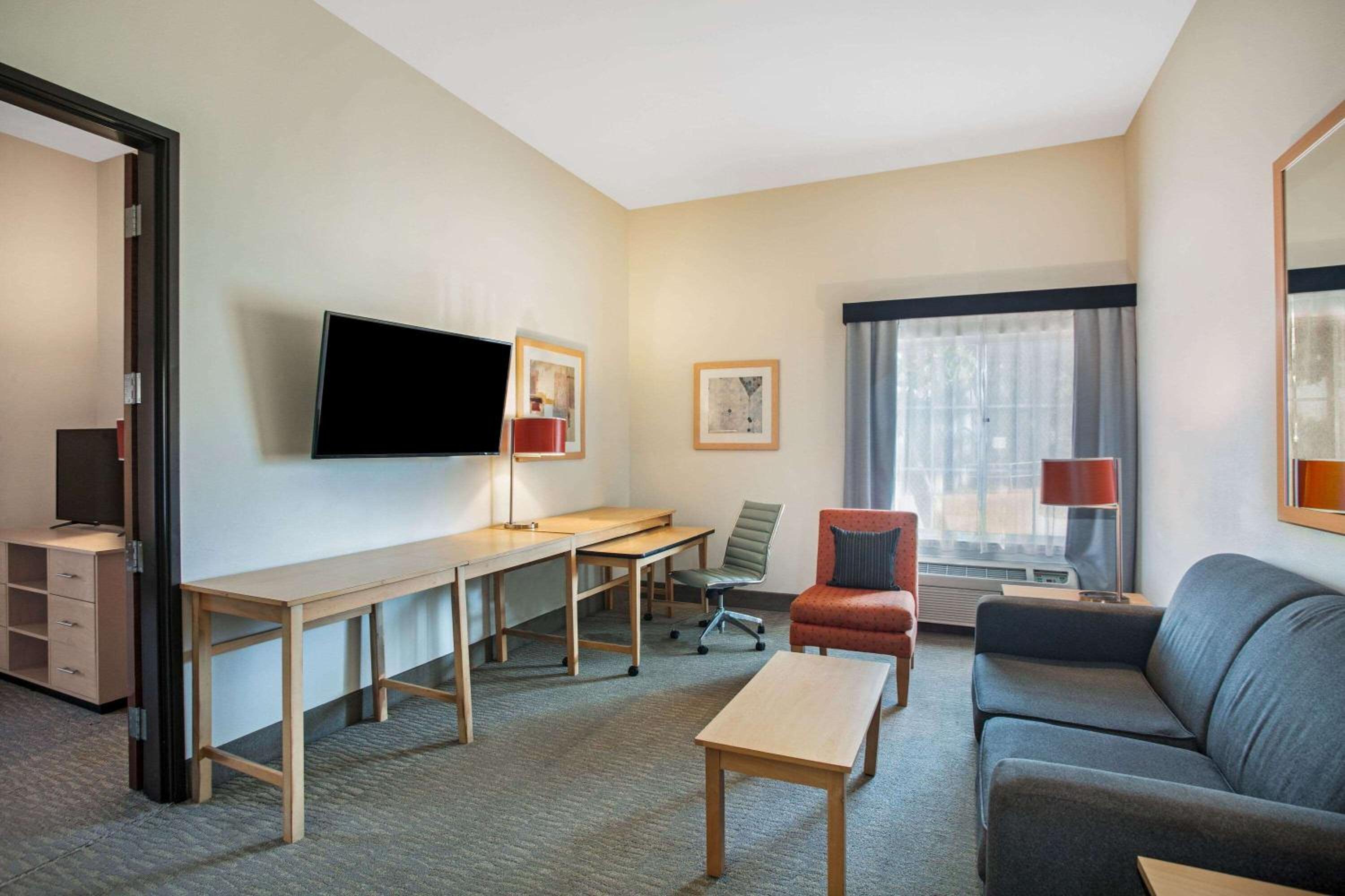1 King Bed, Mobility/Hearing Access Family Suite, Tub w/ Grab Bars, Non-Smoking - Photo 3