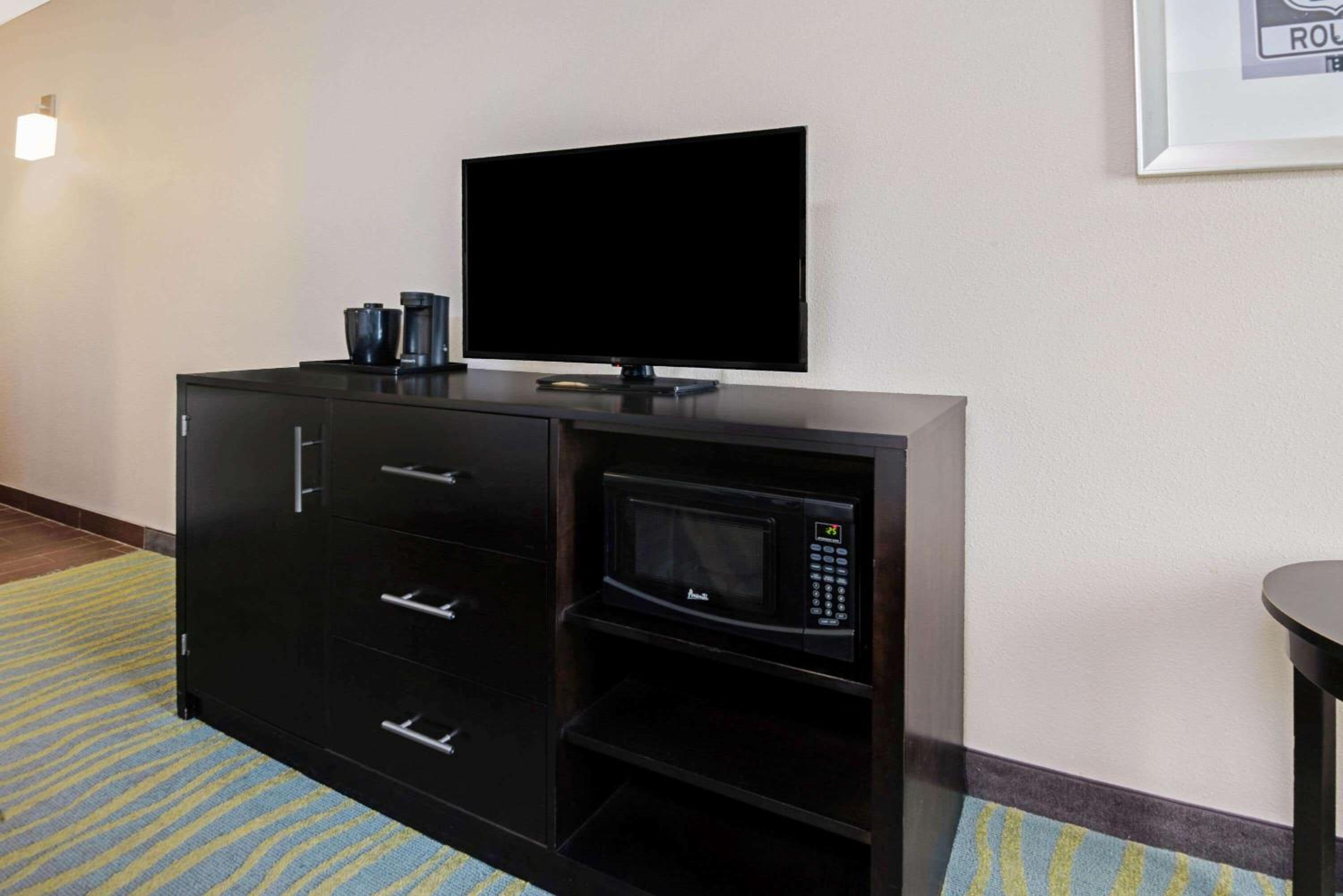 Queen Room with Two Queen Beds - Mobility Access/Non-Smoking photo 1