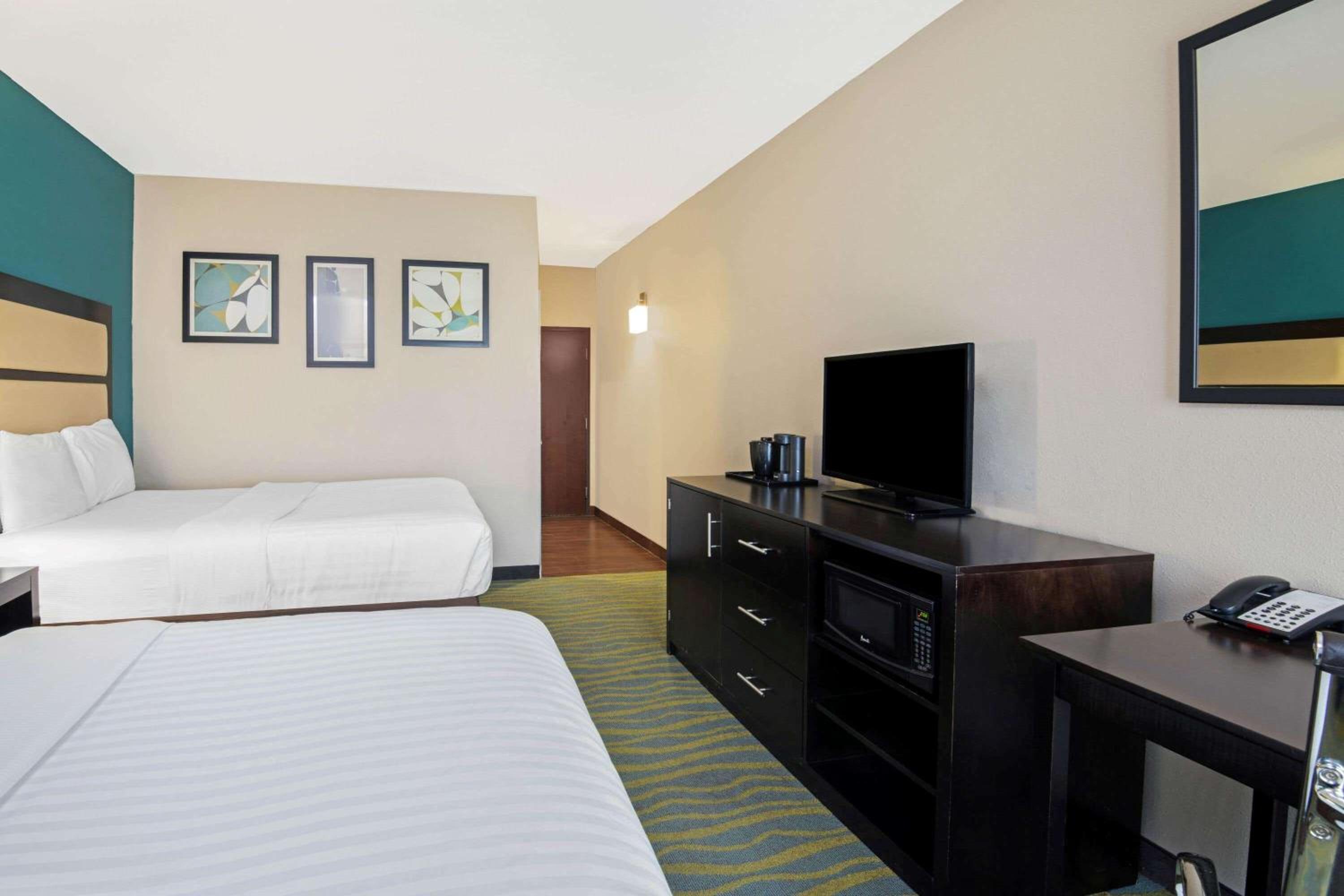 Queen Room with Two Queen Beds - Mobility Access/Non-Smoking photo 2
