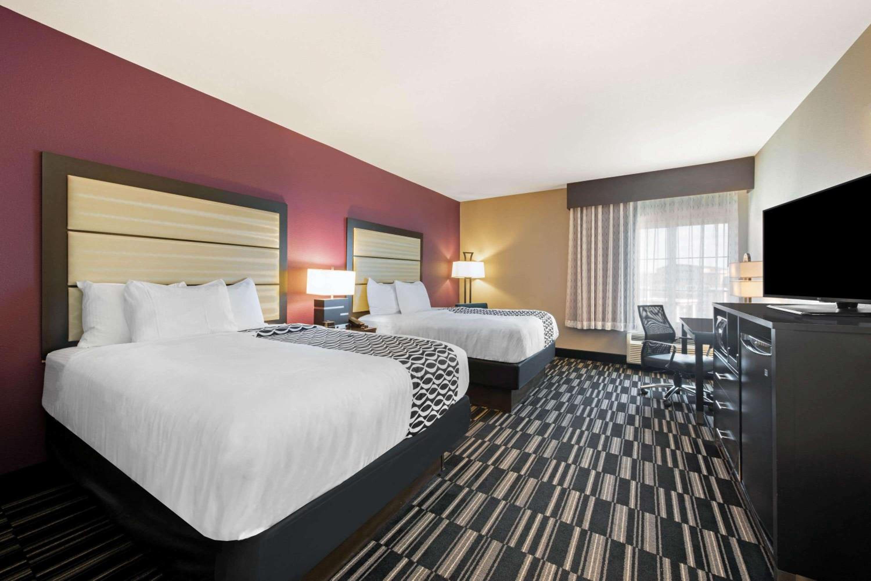 Queen Room with Two Queen Beds Non Smoking photo 2
