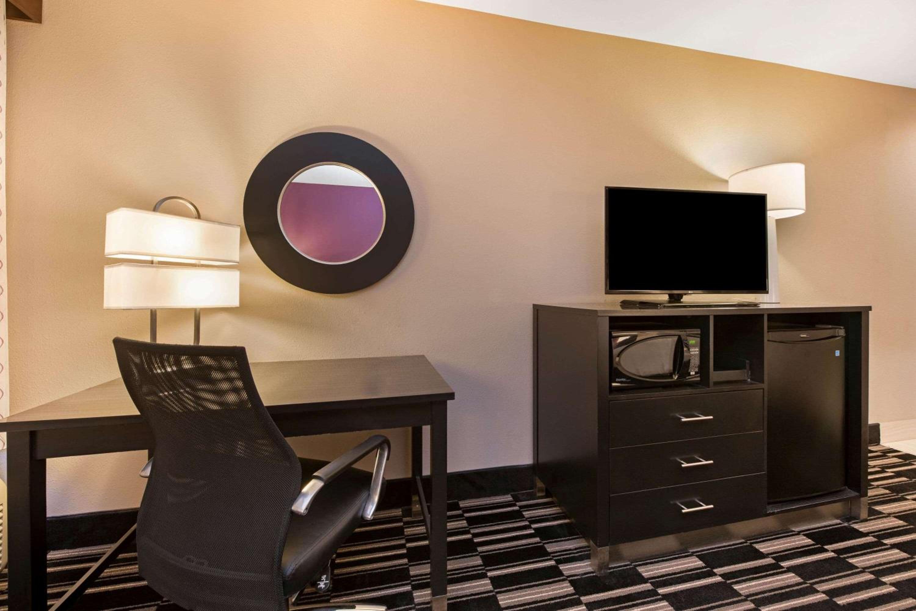 King Room - Non-Smoking photo 2