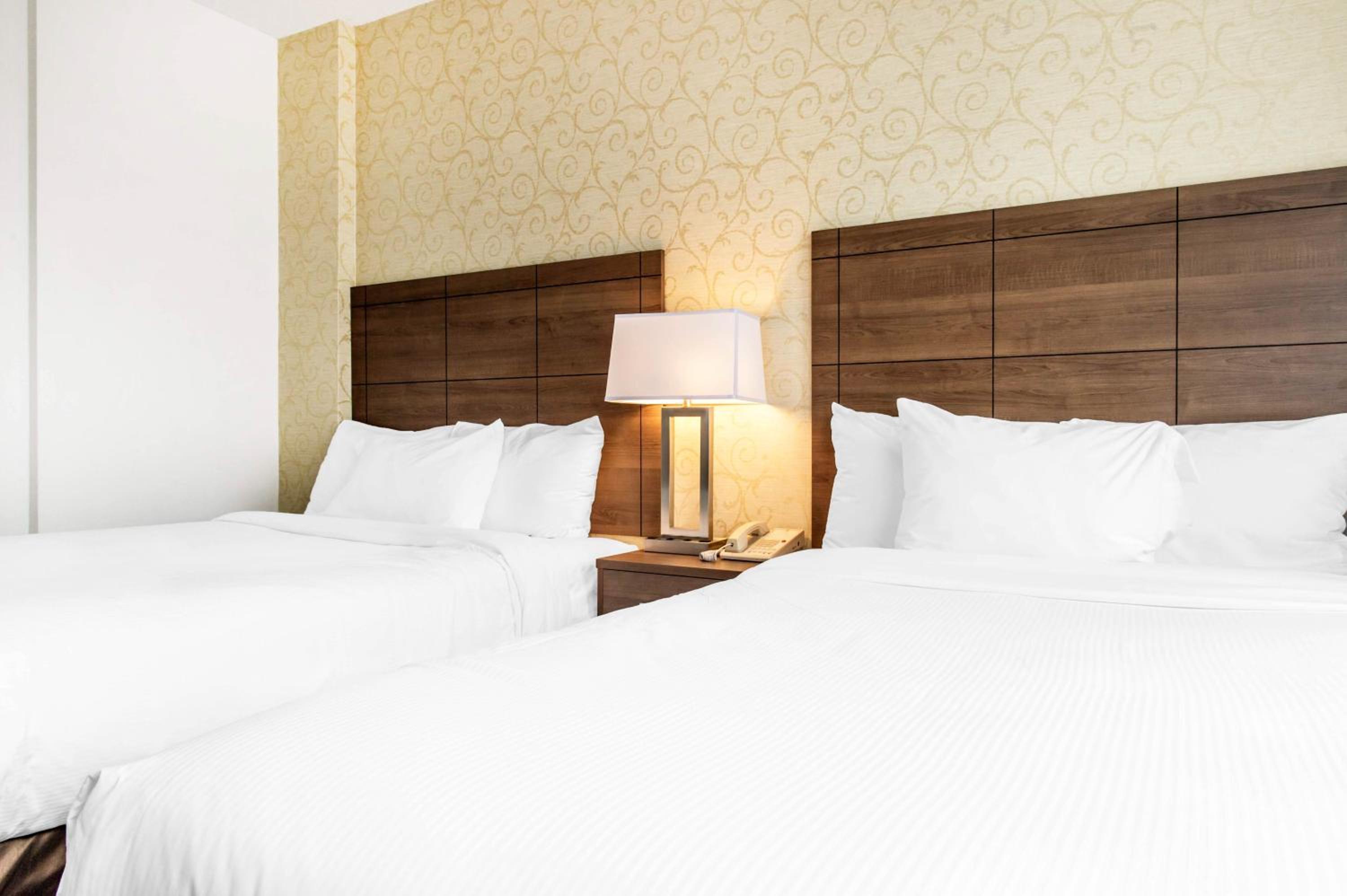 Queen Room with Two Queen Beds - Non-Smoking - Photo 9