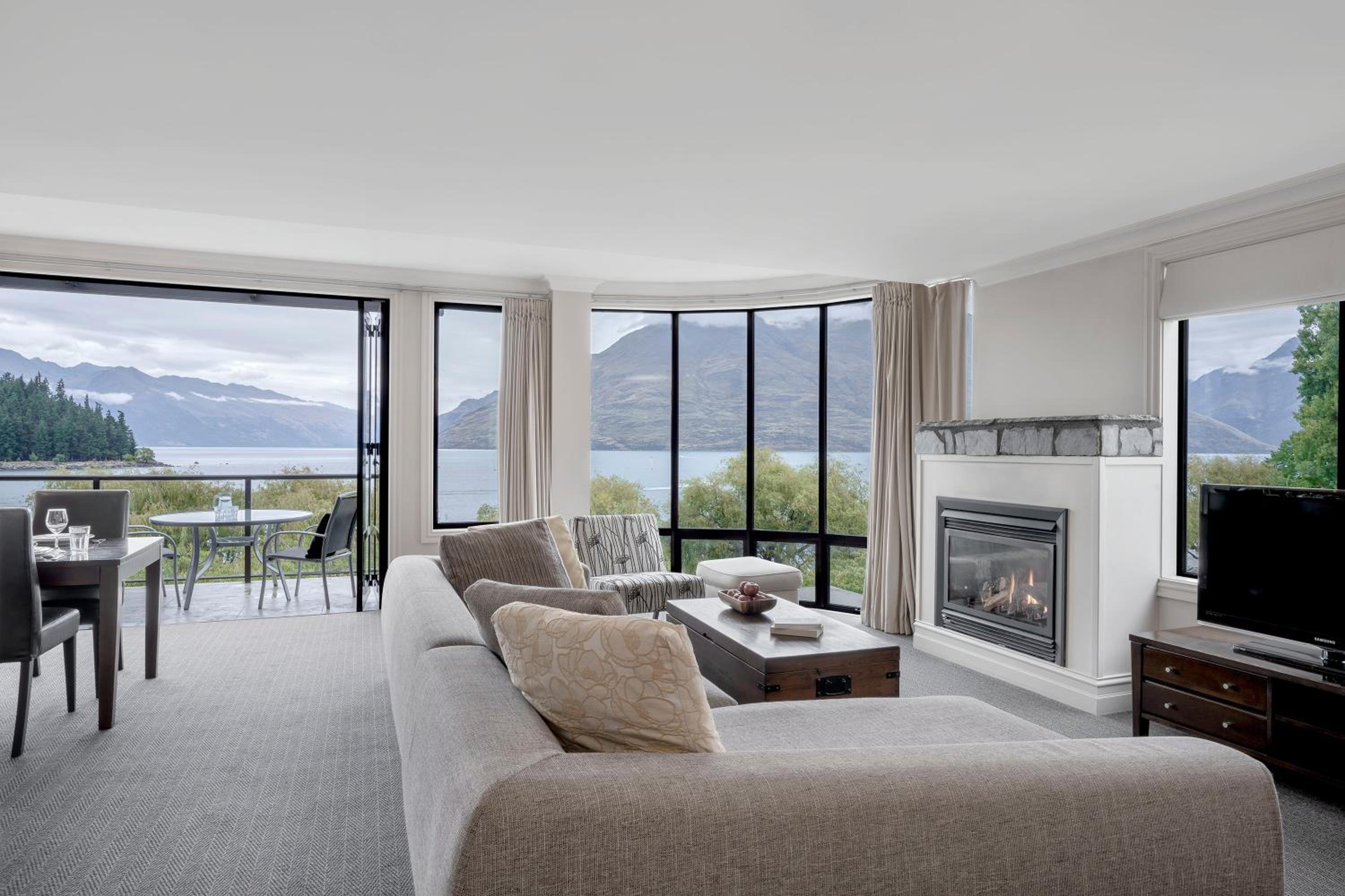 Three-bedroom ground floor lake view apartment