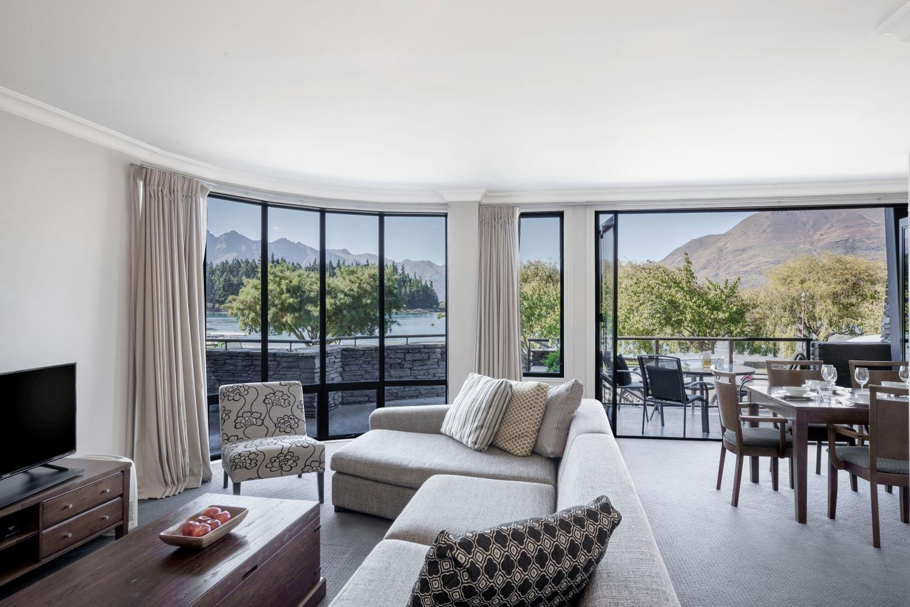 Three-bedroom ground floor lake view apartment