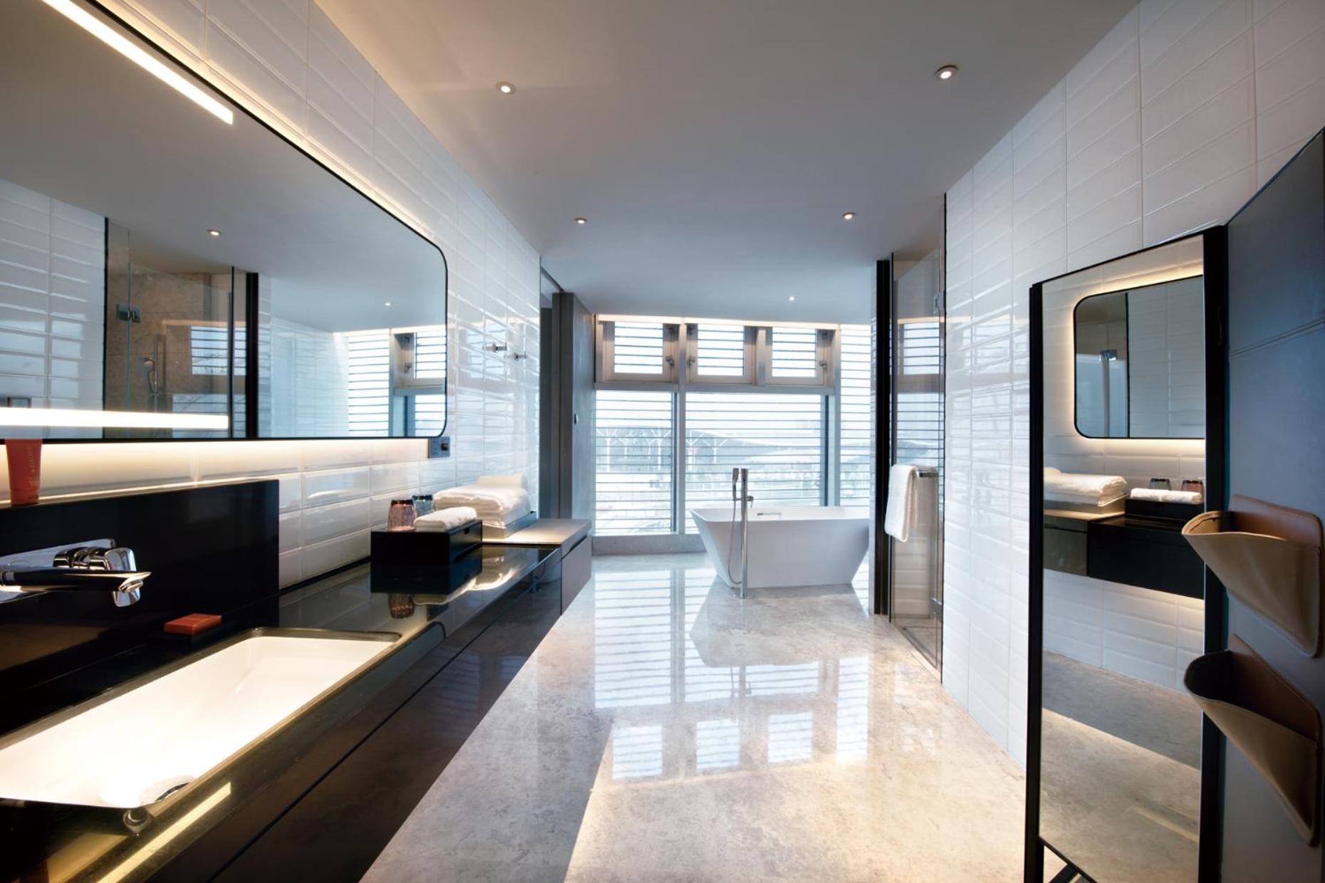 Premium King Room - Photo 7