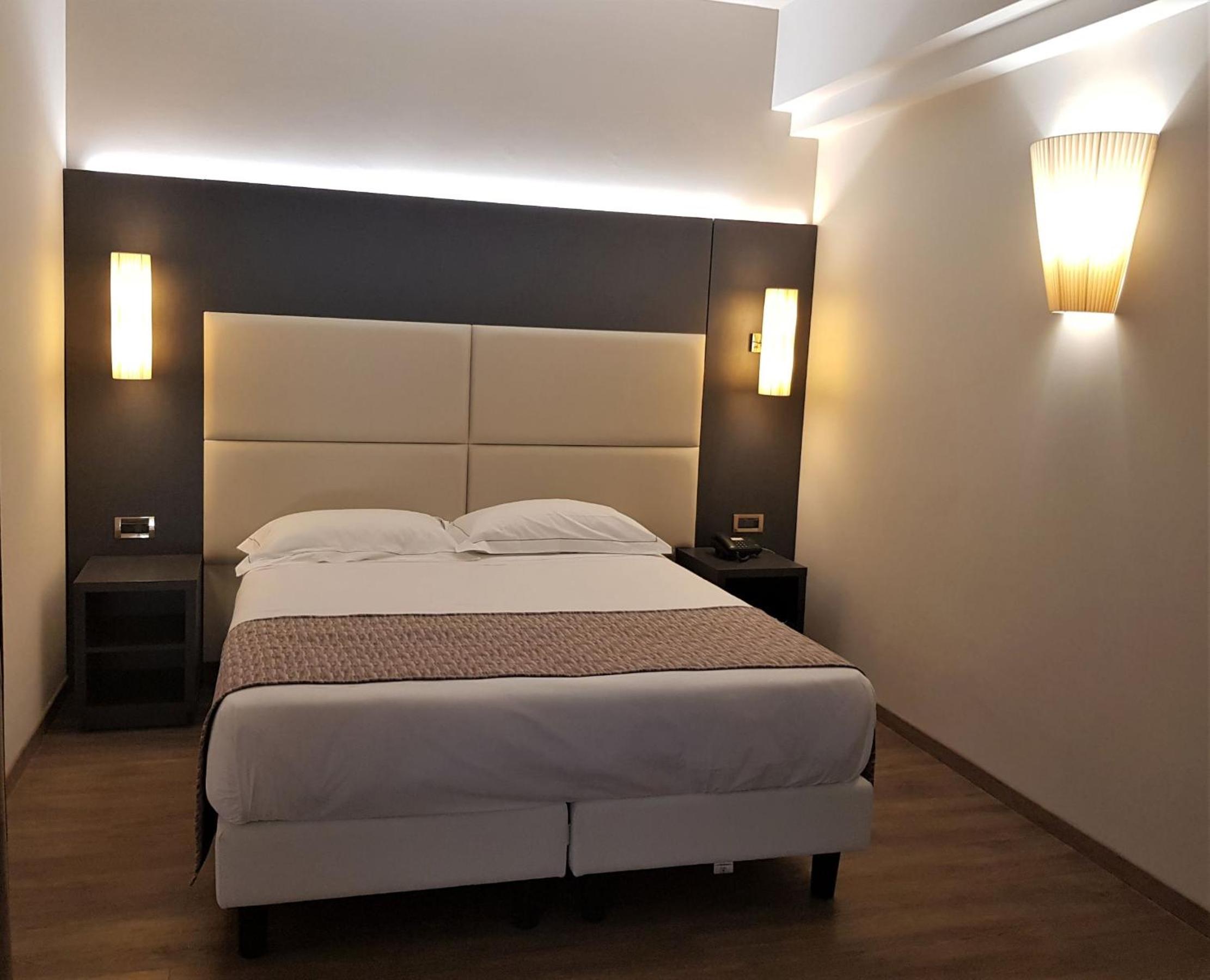 Deluxe Double or Twin Room - Photo 7