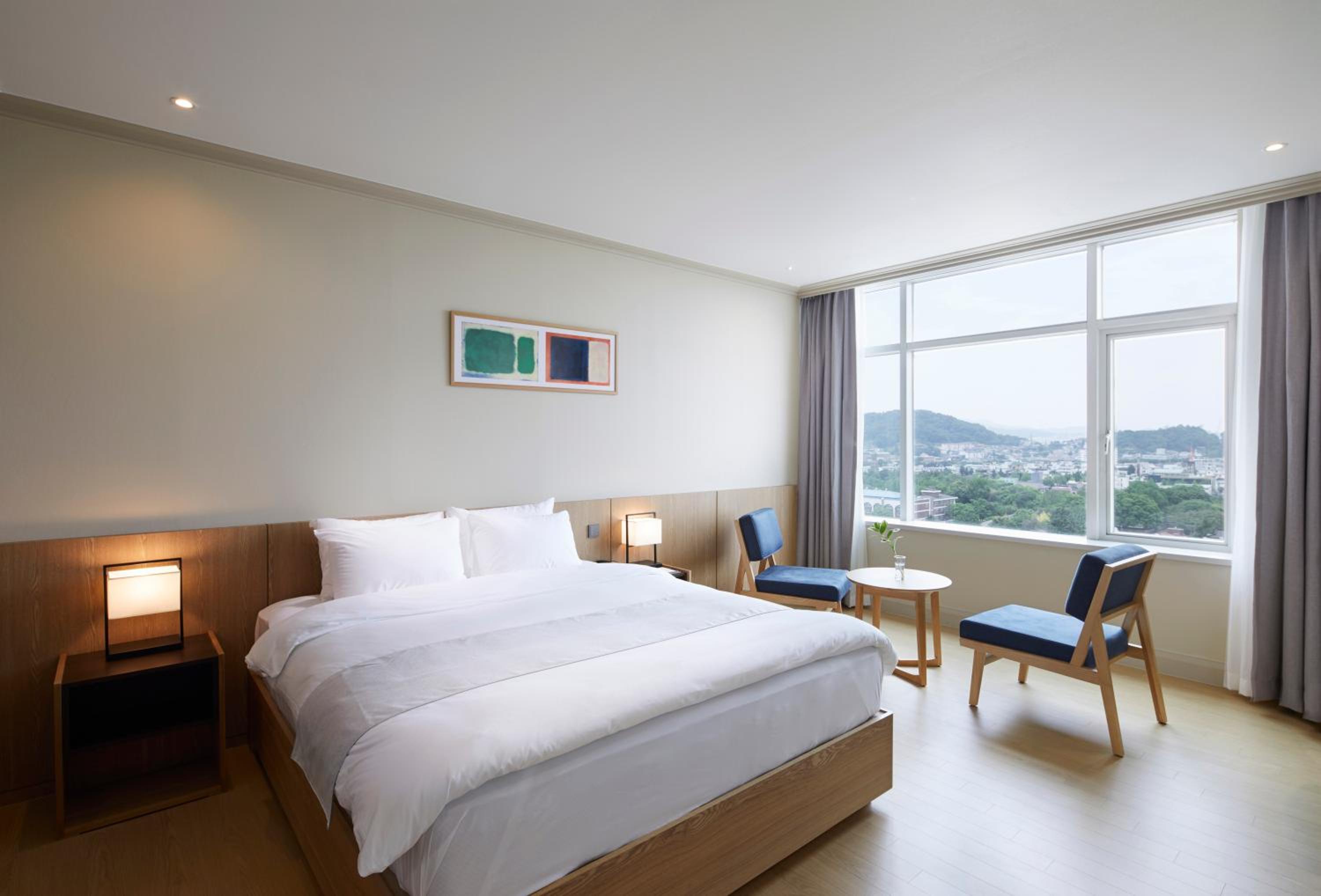 Deluxe Double Room with Hanok Village View