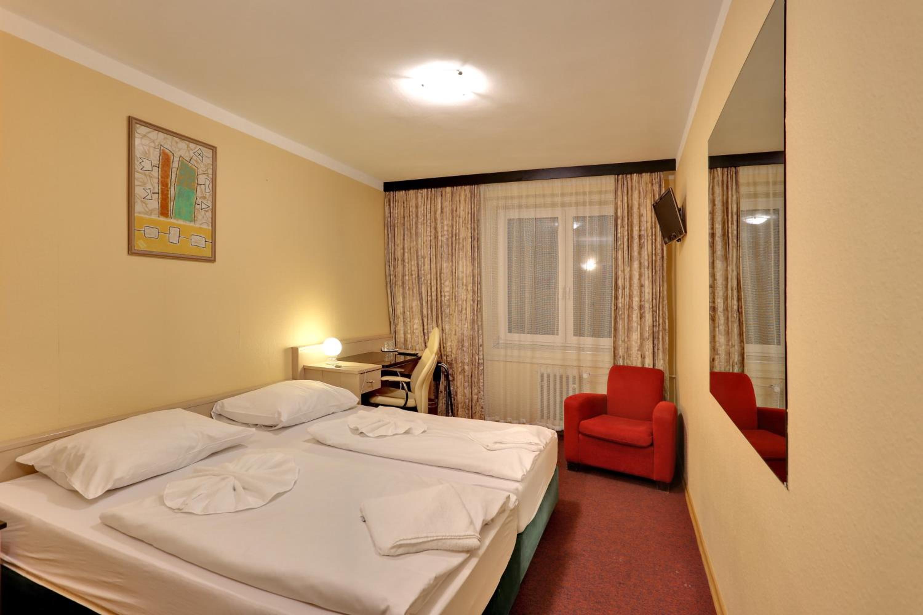 Double or Twin Room - Photo 5