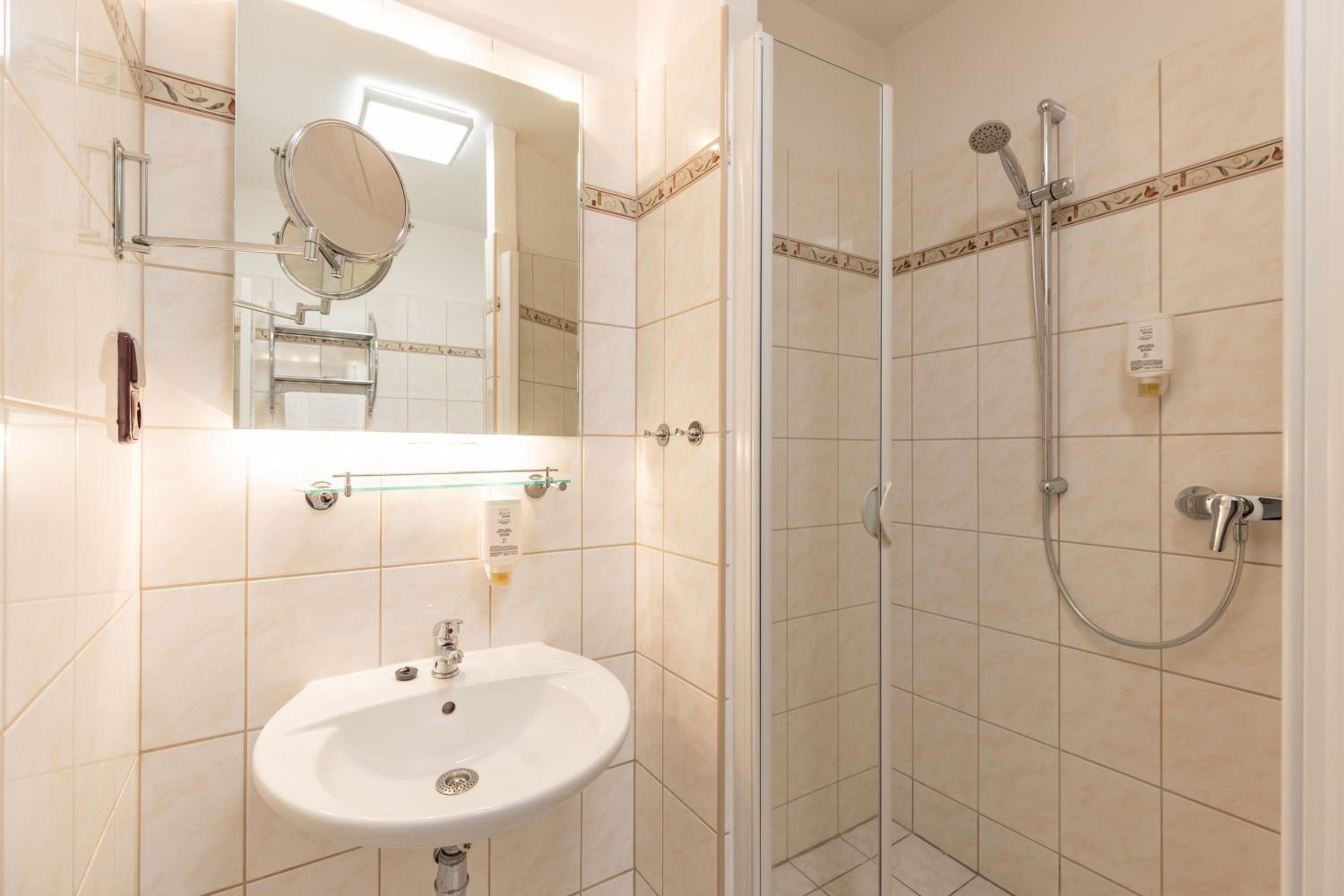 Superior Double or Twin Room - Photo 11