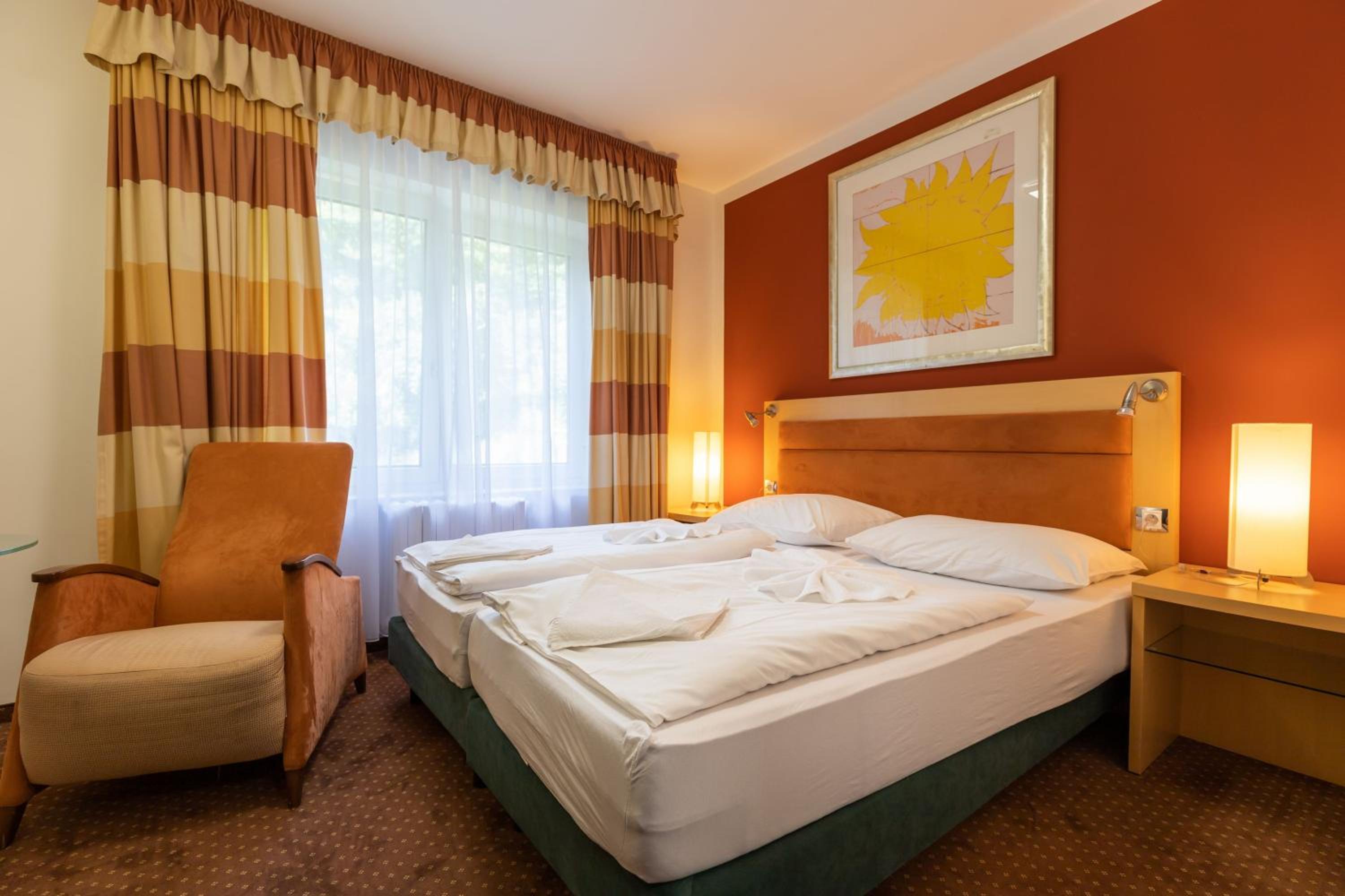 Family Suite with Balcony - Photo 6