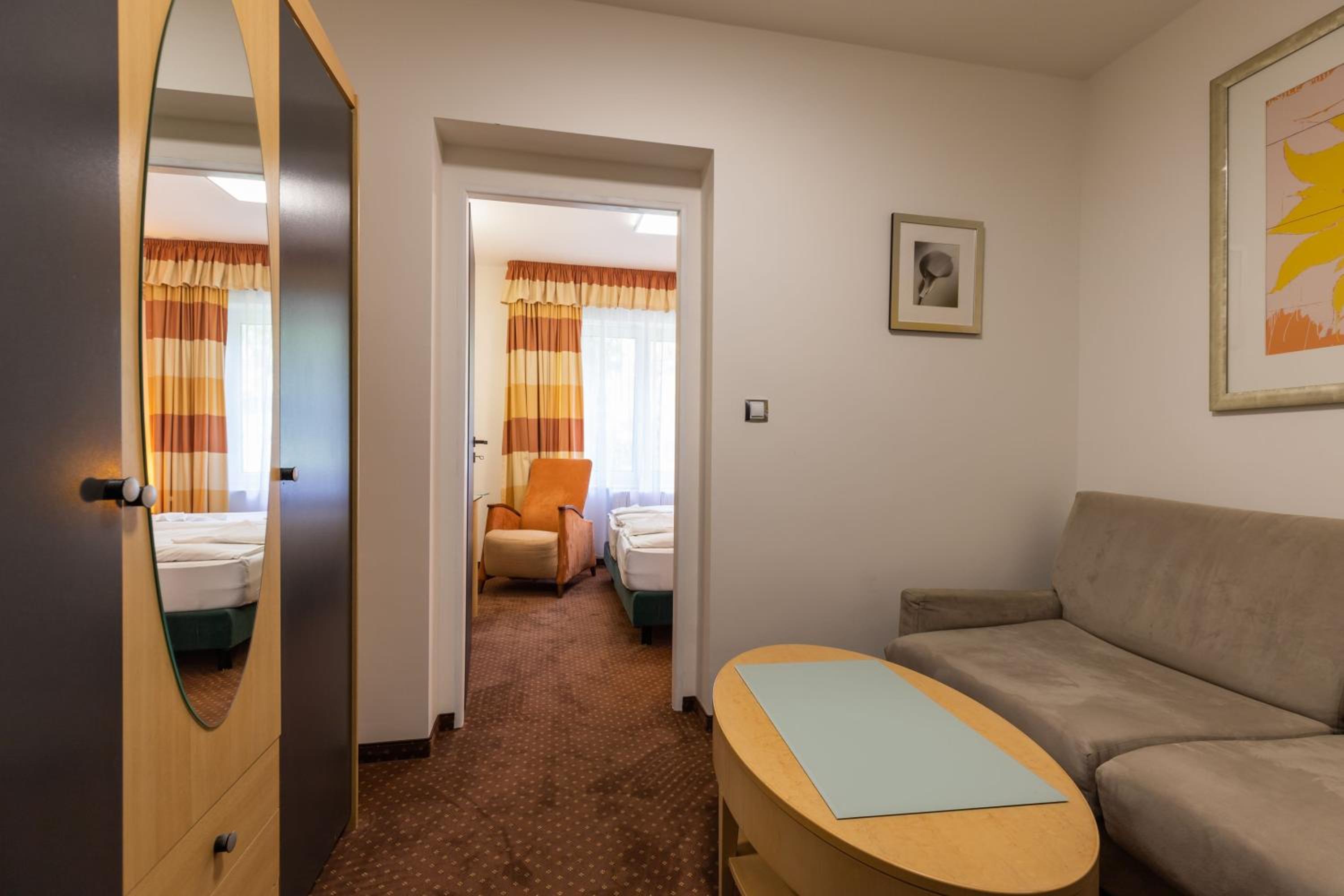 Family Suite with Balcony - Photo 7
